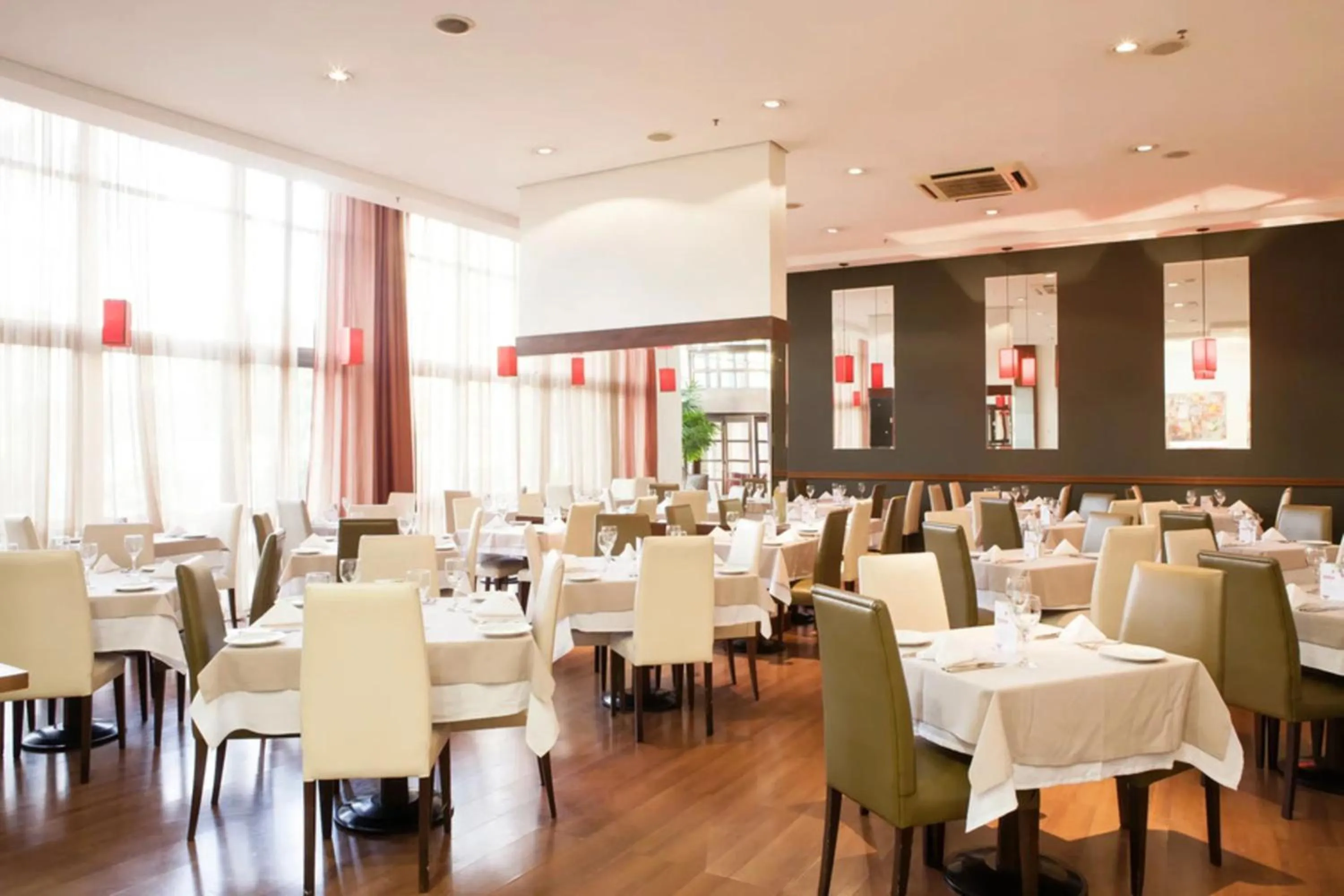 Restaurant/places to eat in Intercity Porto Alegre Praia de Belas