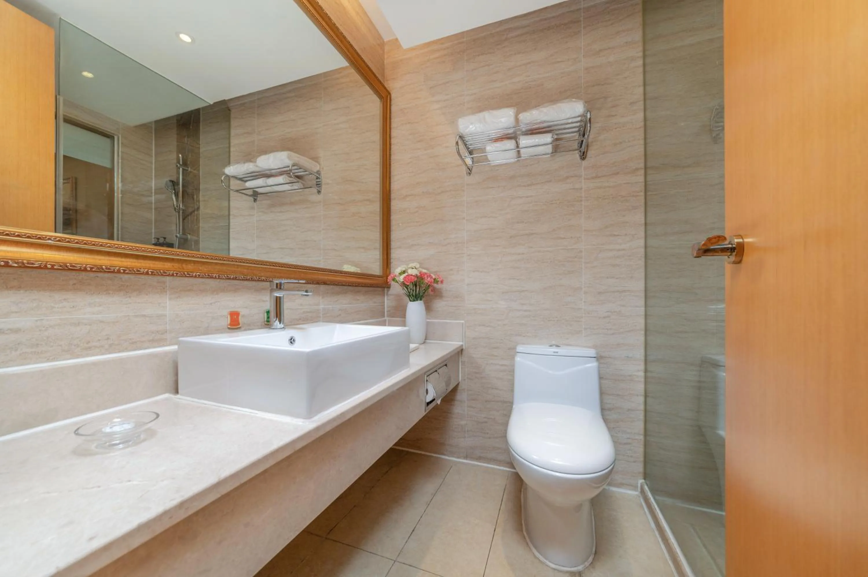 Toilet in Vienna Hotel Shenzhen Fuyong Subway Station