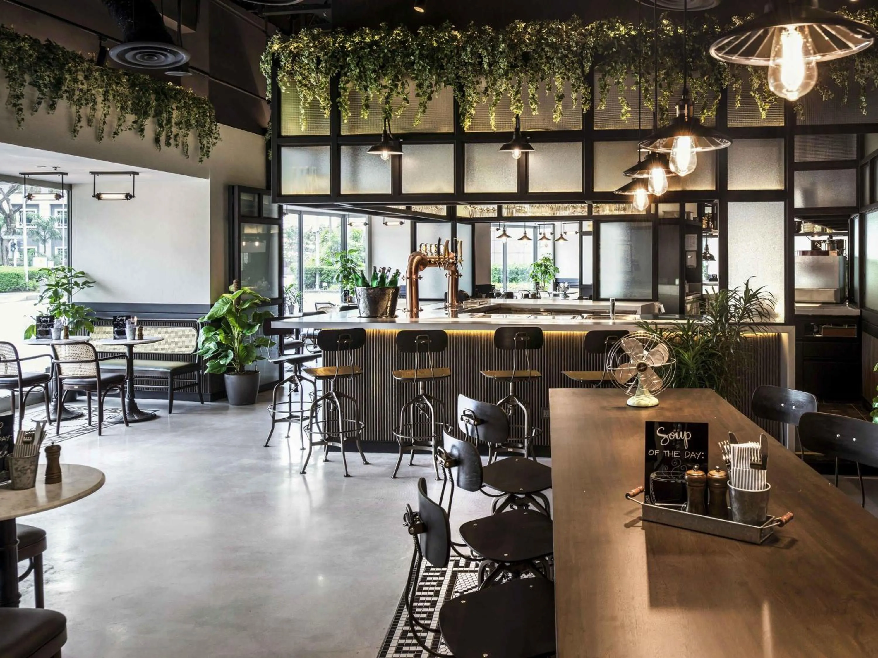 Lounge or bar in Fairmont Singapore