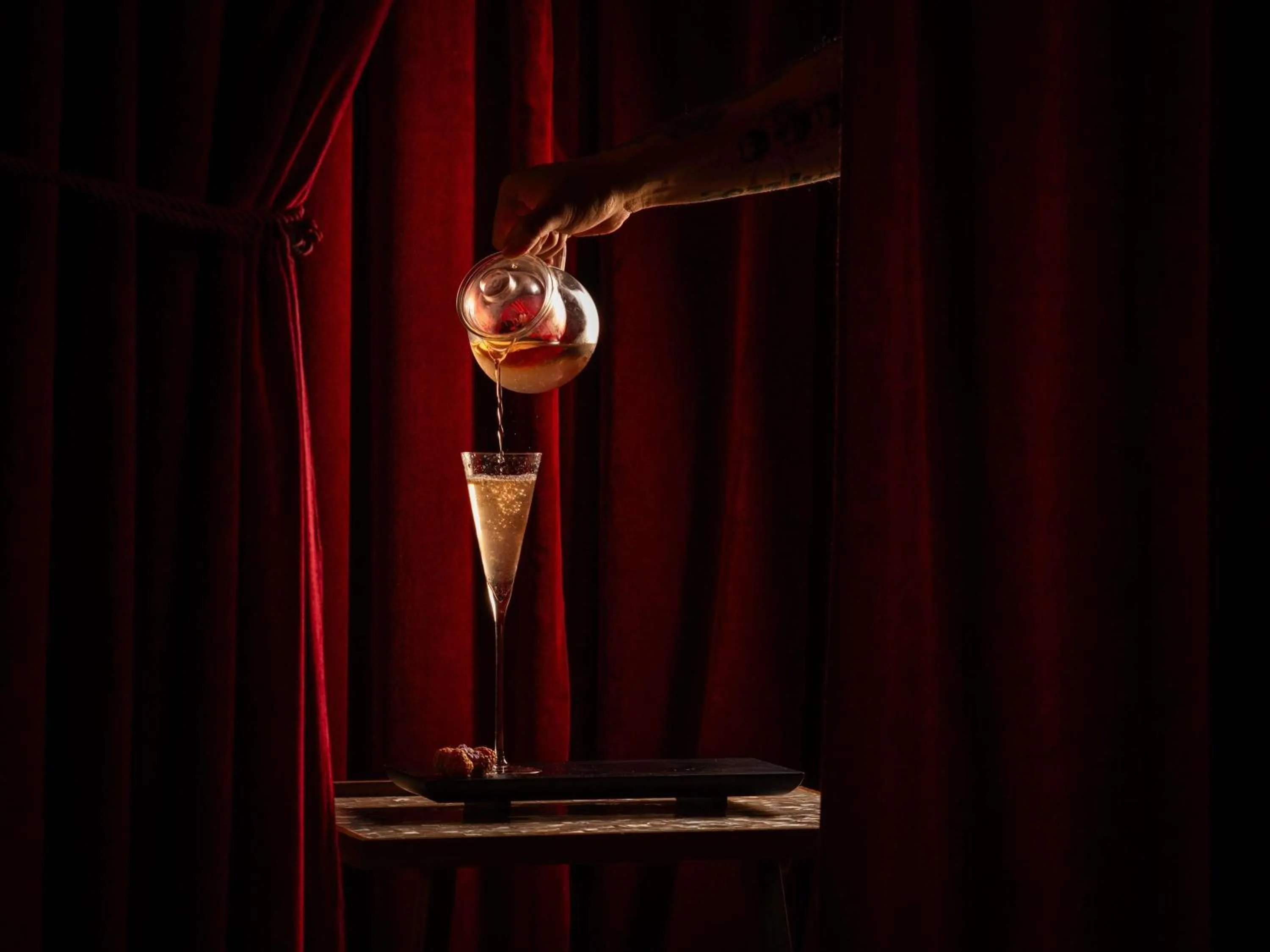 Lounge or bar in Fairmont Singapore