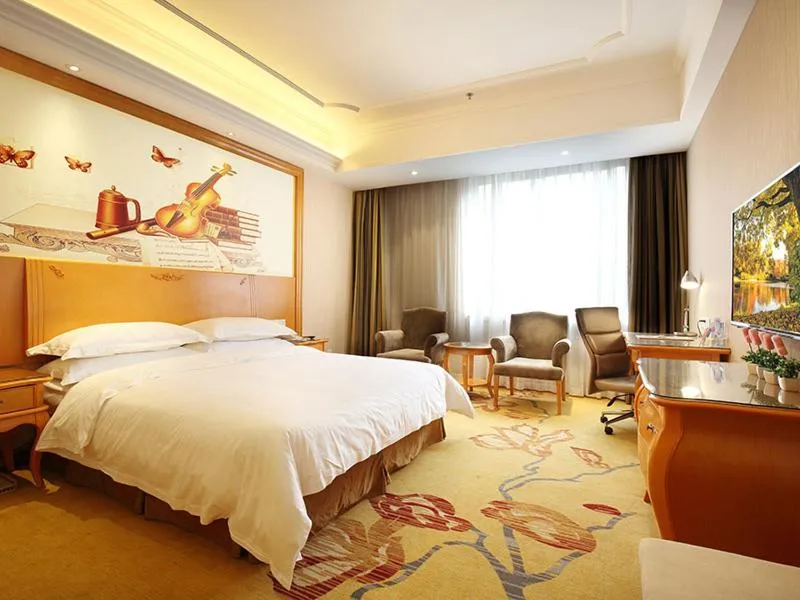 Bed in Vienna International Hotel Guangzhou Changlong Qifu Xincun