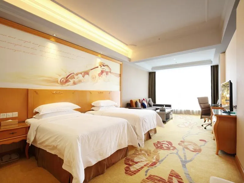 Bed in Vienna International Hotel Guangzhou Changlong Qifu Xincun