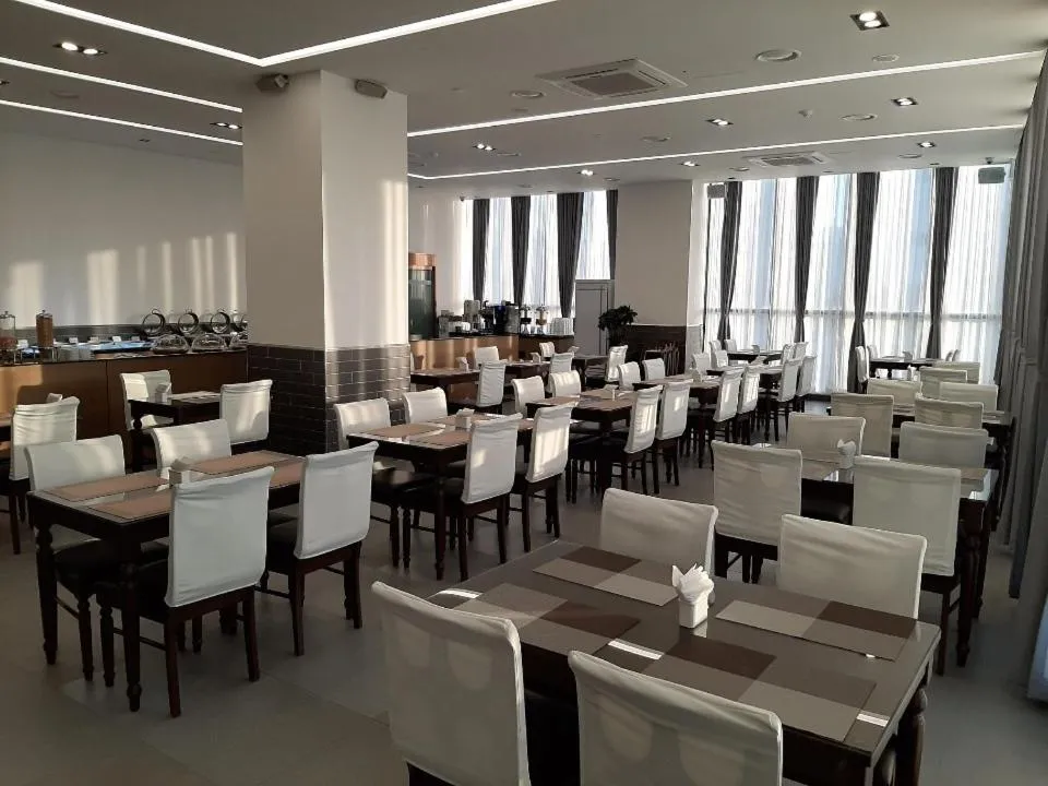 Restaurant/places to eat in Rest Hotel