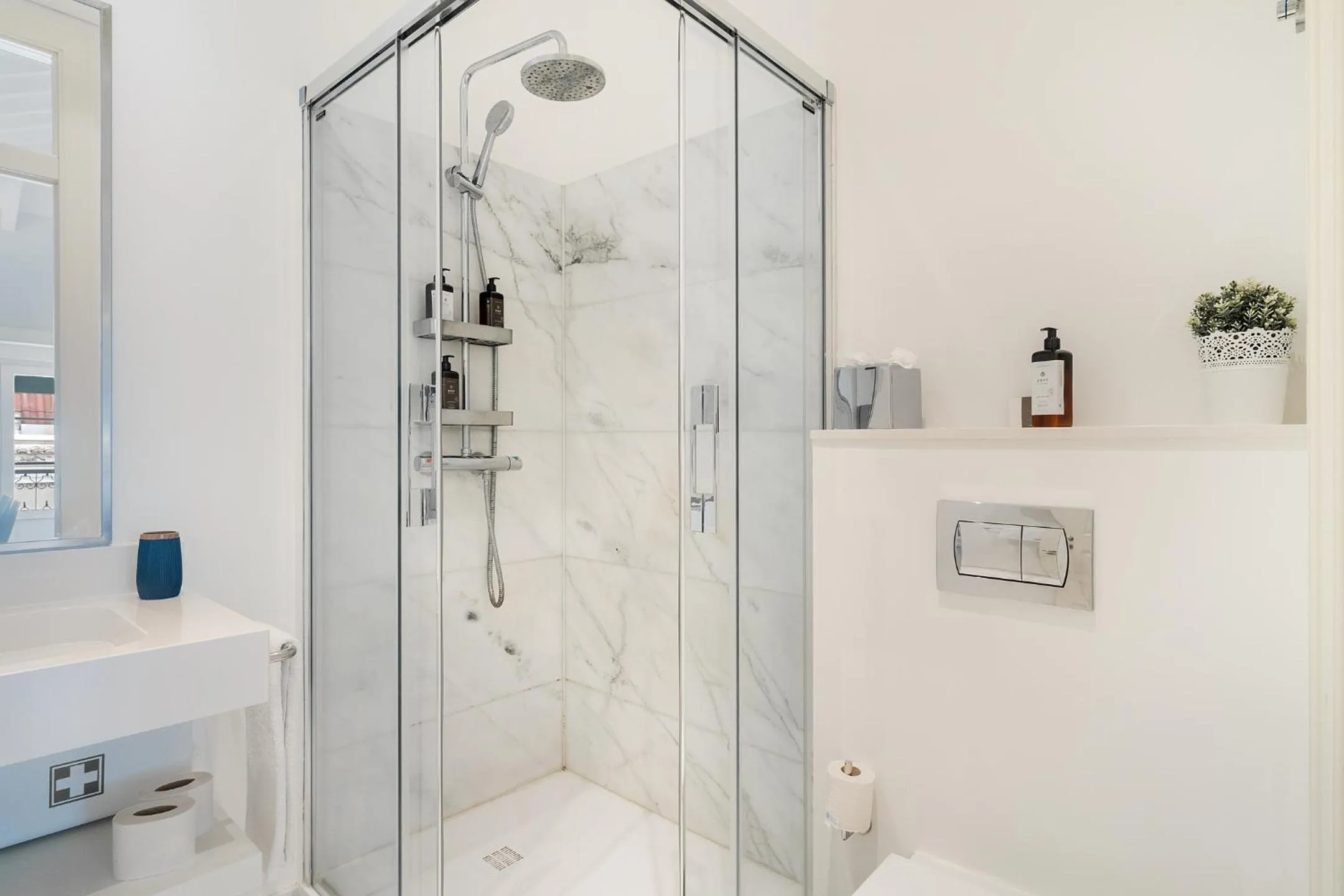 Shower in Villa Baixa - Lisbon Luxury Apartments