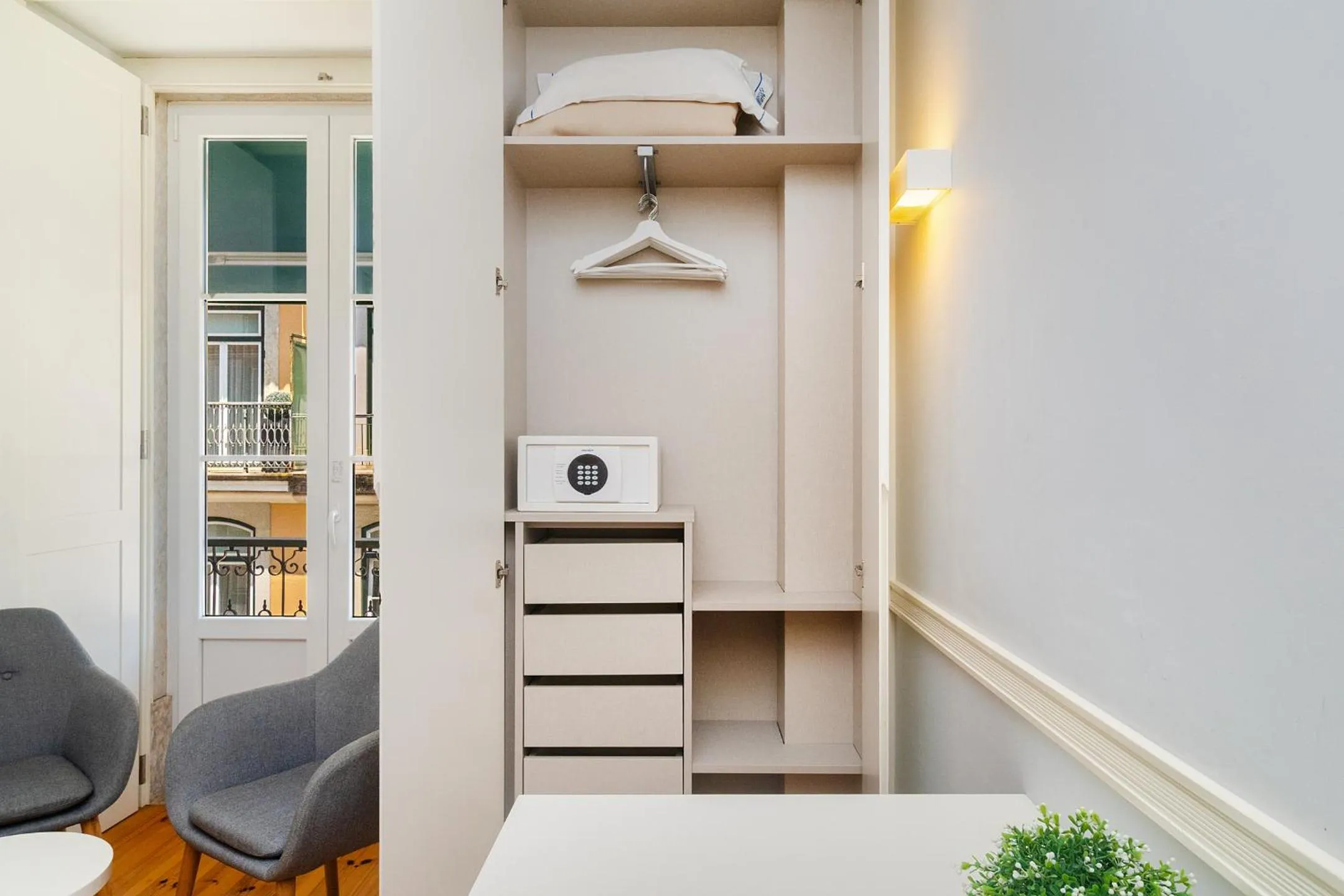 wardrobe in Villa Baixa - Lisbon Luxury Apartments