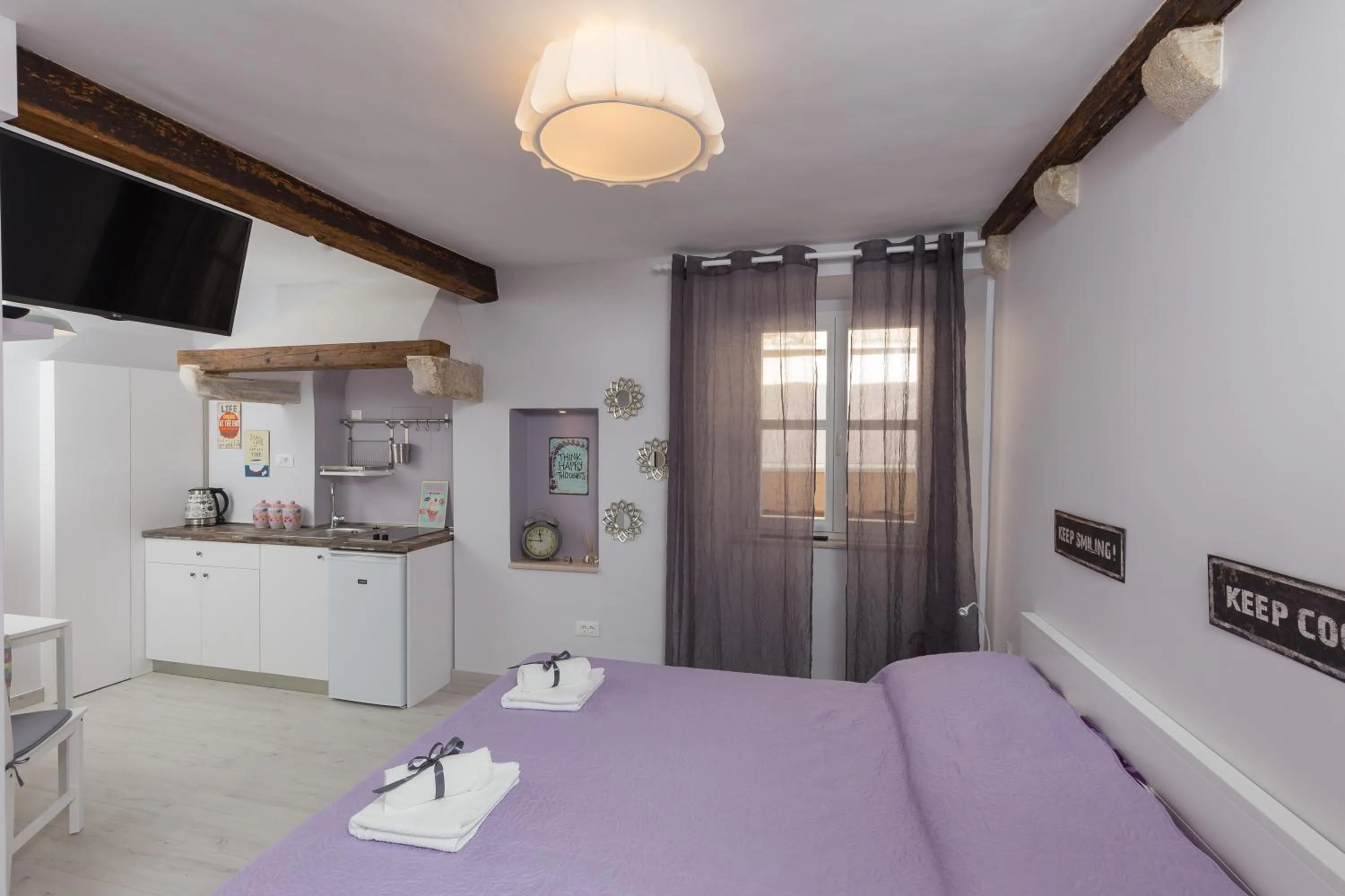 Kitchen or kitchenette, Bed in Studio Apartment Lumia