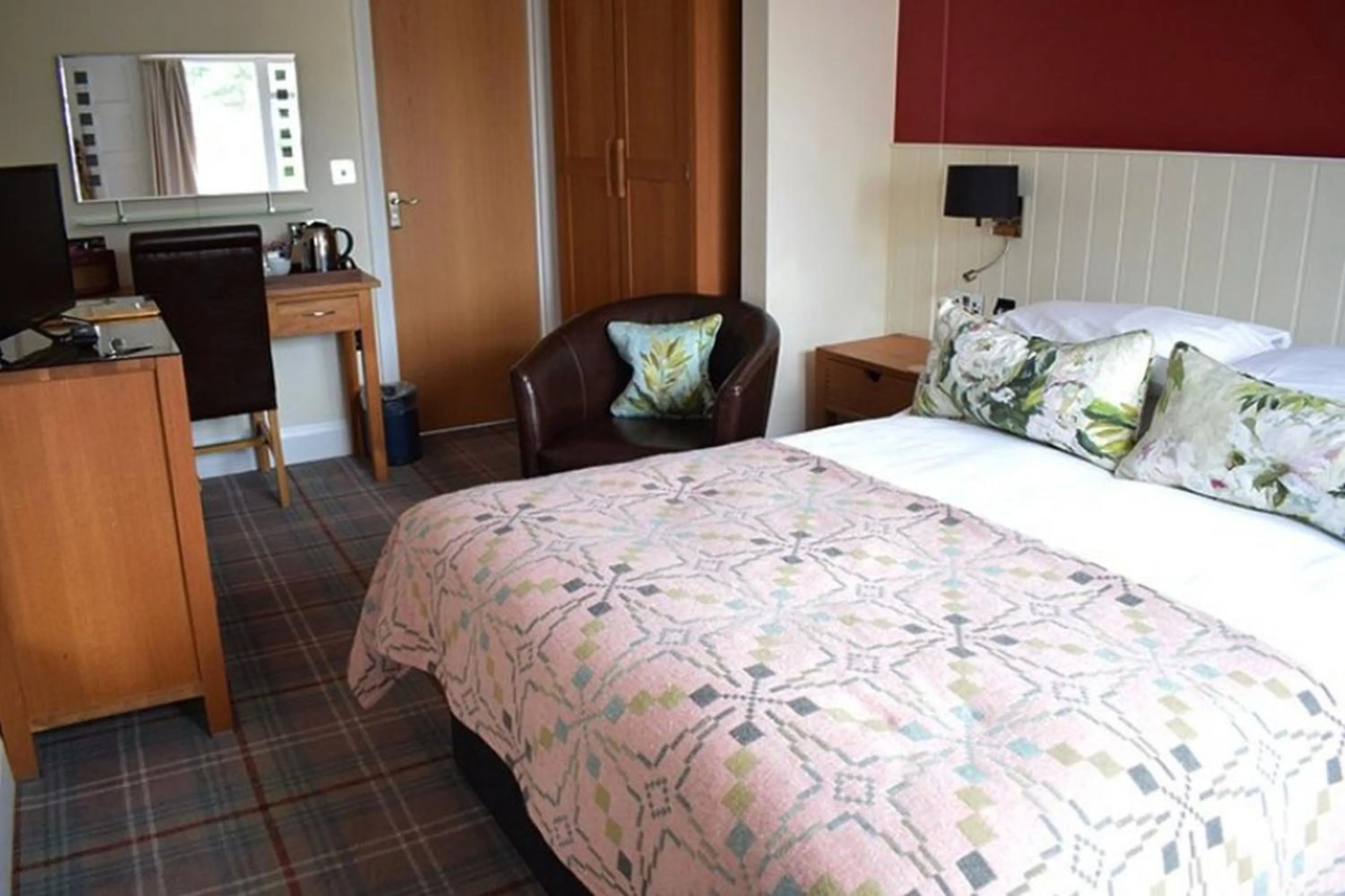 Bedroom, Bed in Knoll House