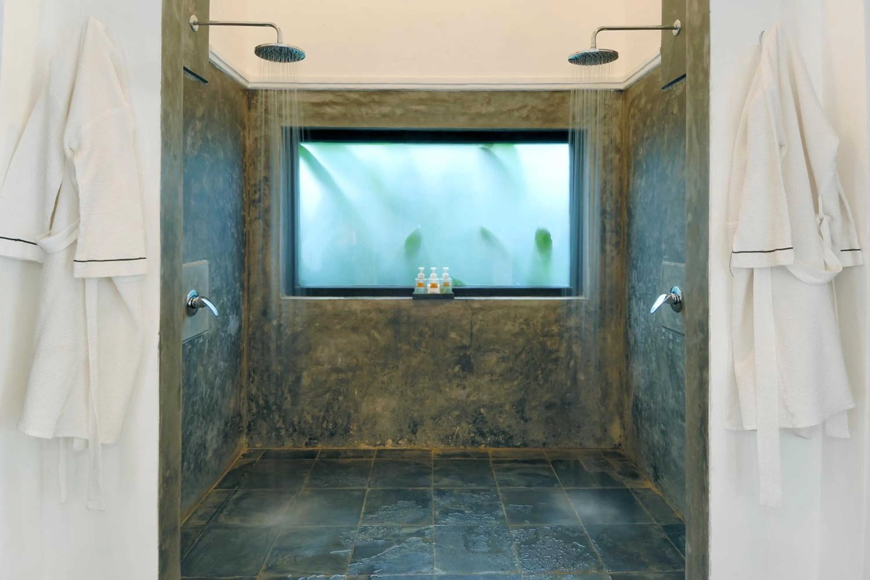 Shower in Kahanda Kanda