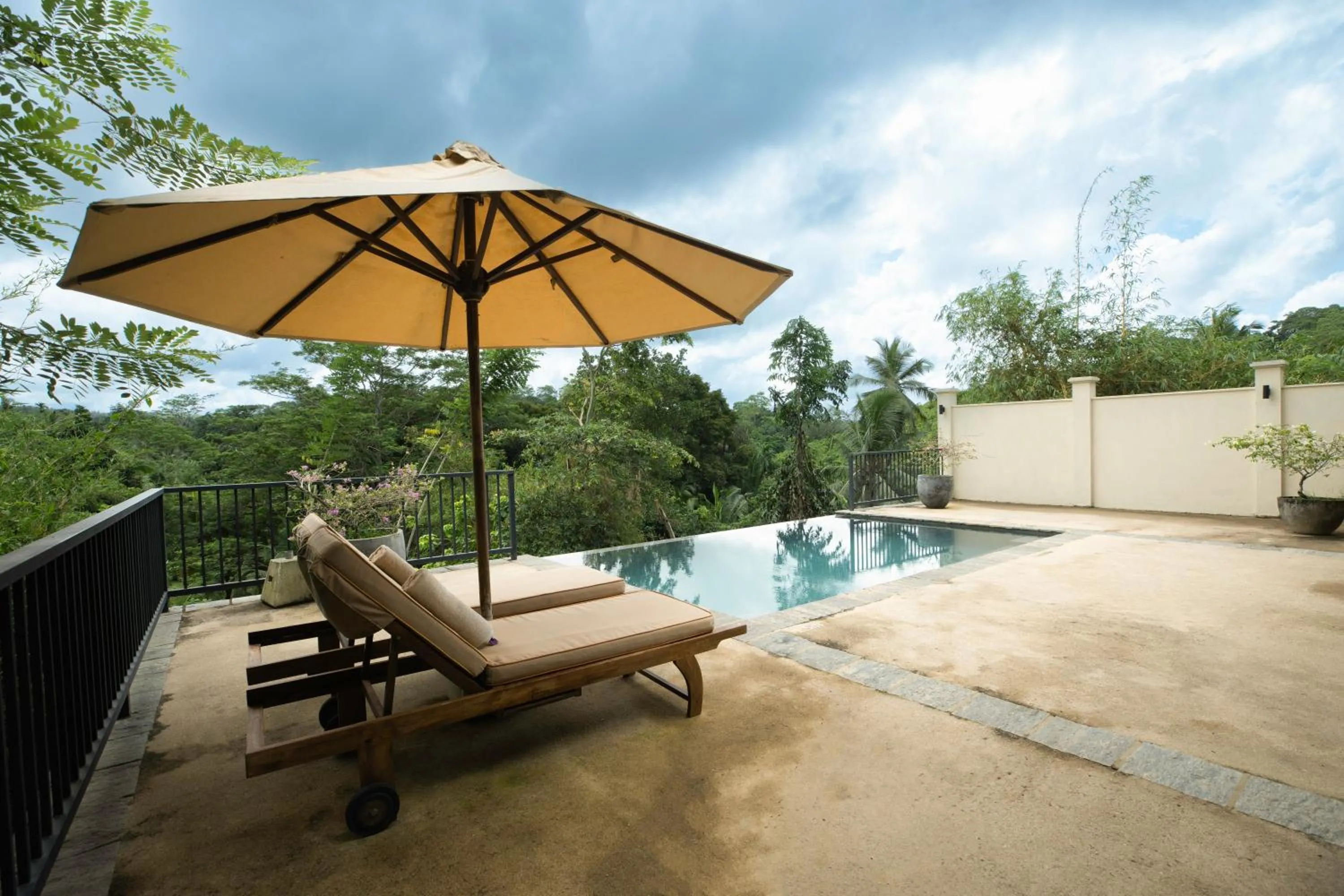 Swimming pool in Kahanda Kanda