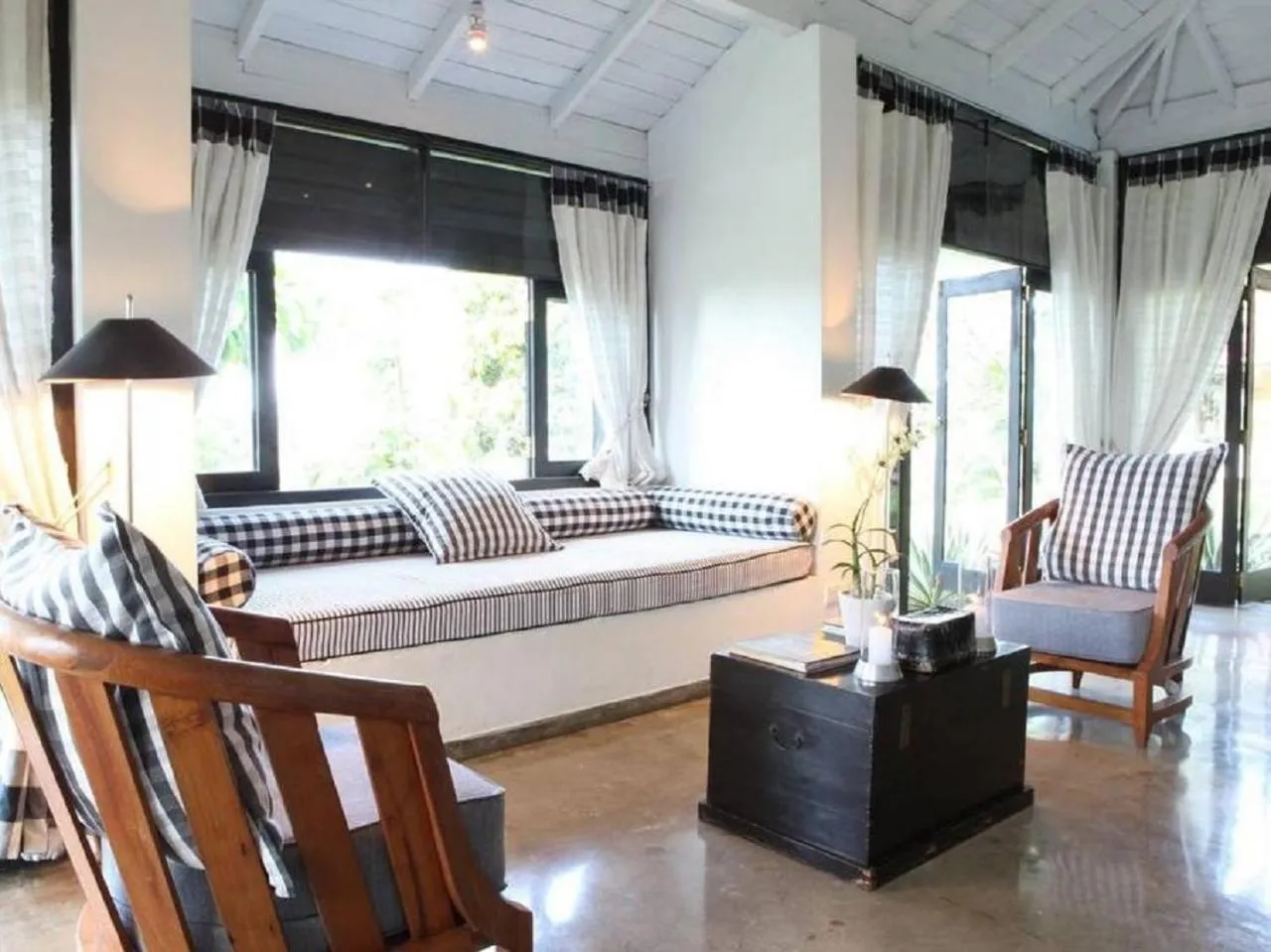 Seating area, Bed in Kahanda Kanda