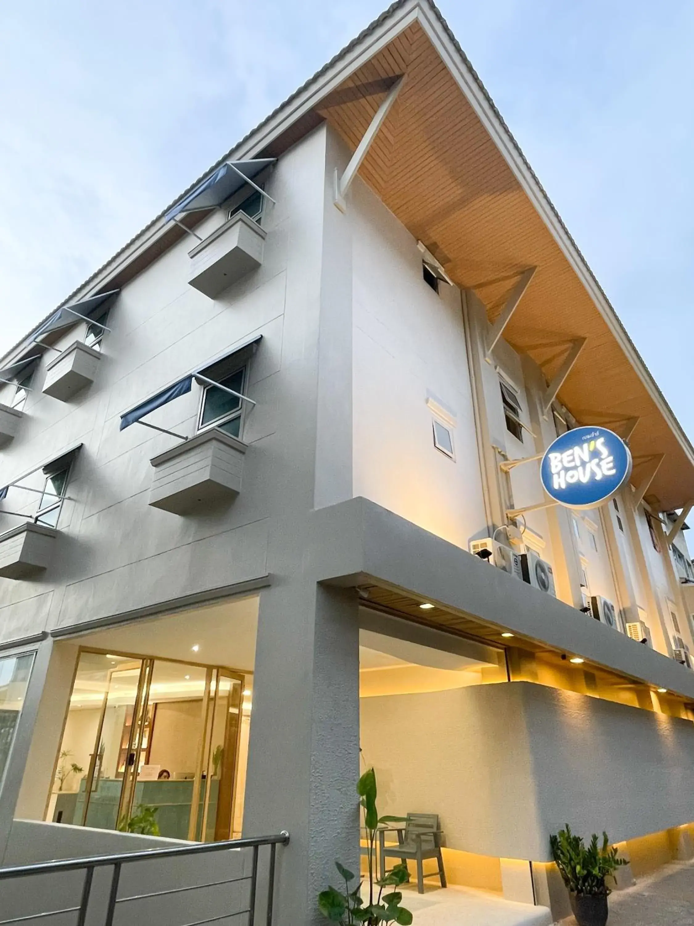 Property building in Ben's House Property building in Ben's House