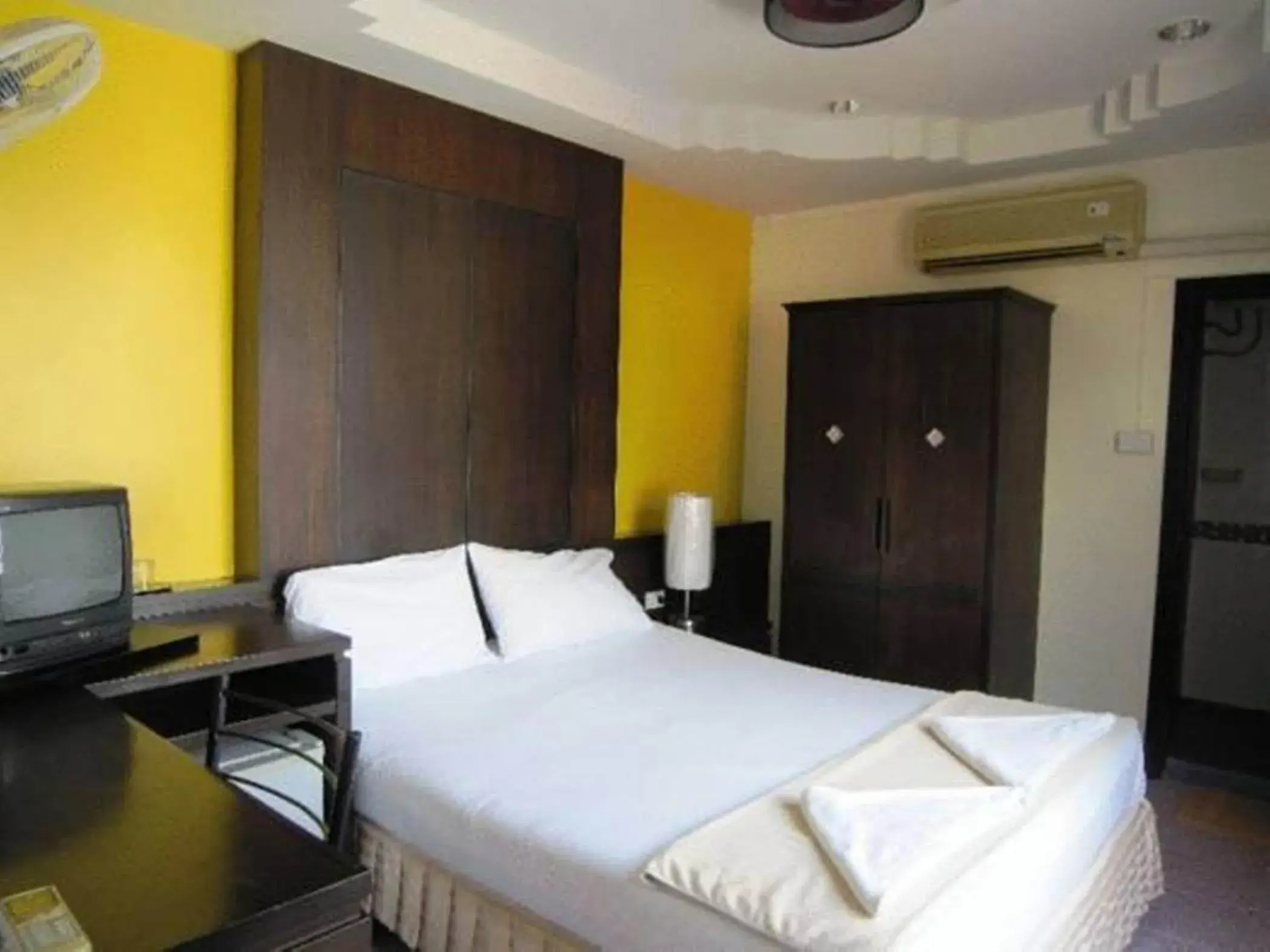 Bed in J Hotel Bed in J Hotel