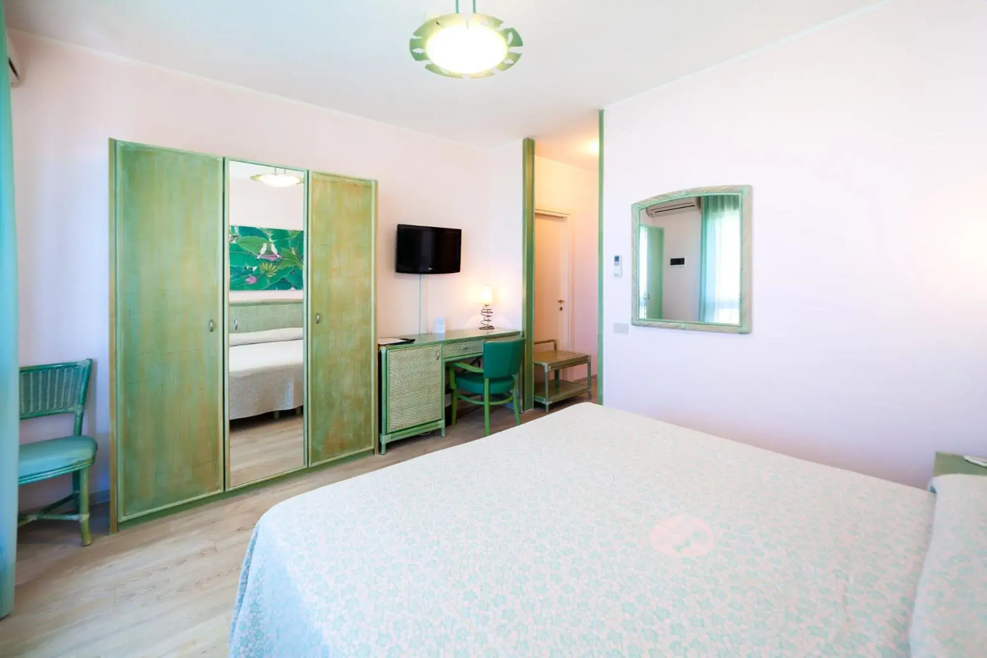 Photo of the whole room, Bed in Hotel American Photo of the whole room, Bed in Hotel American