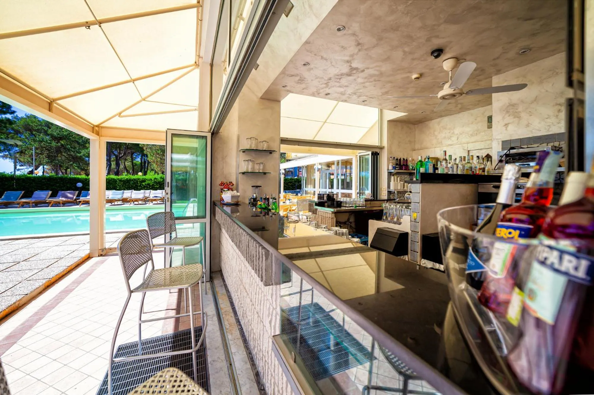 Restaurant/places to eat in Hotel American