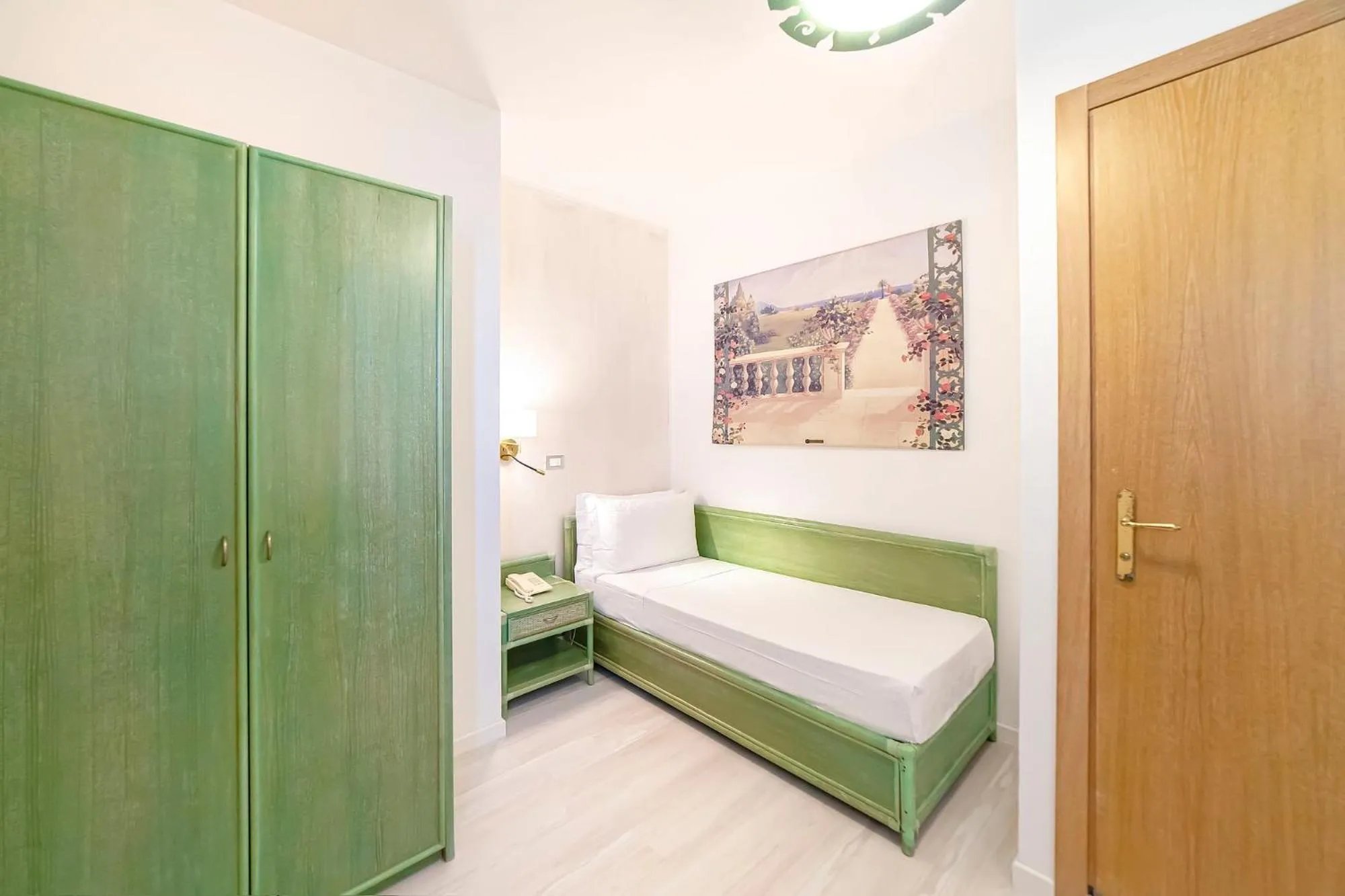 hair dresser, Bed in Hotel American