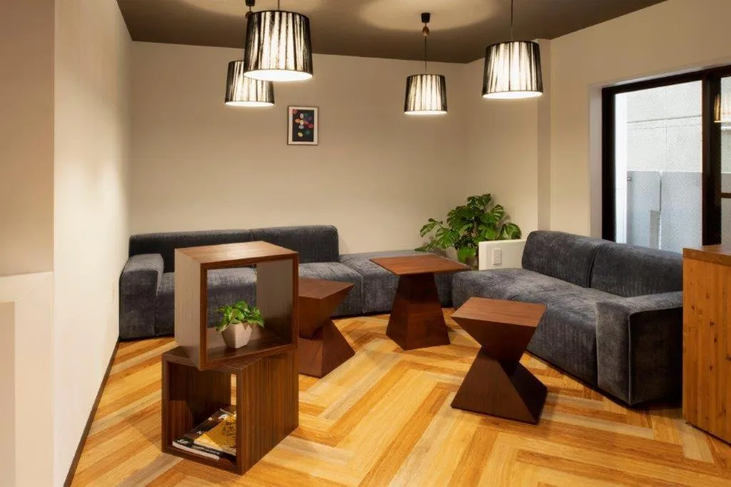 Communal lounge/ TV room in R's Forest Inn