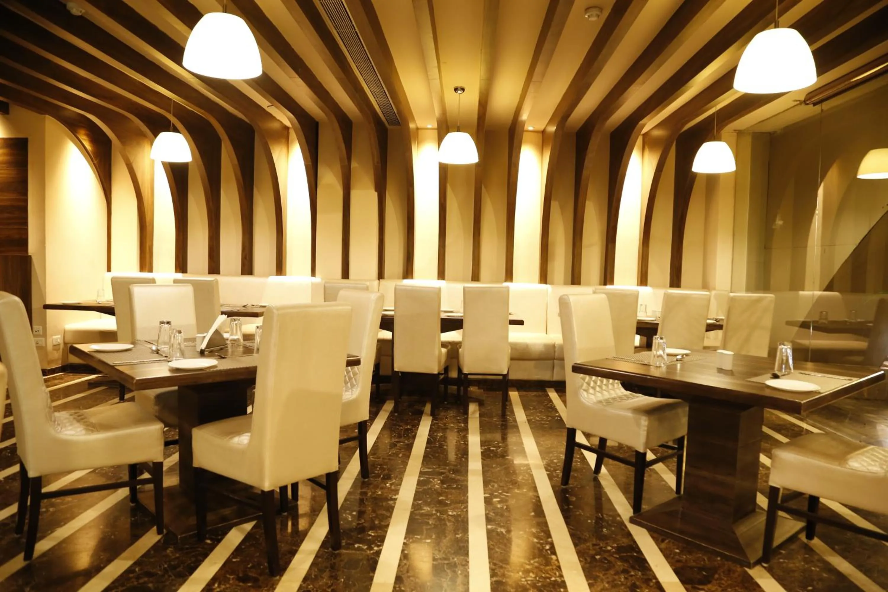 Restaurant/places to eat in Hotel Orange