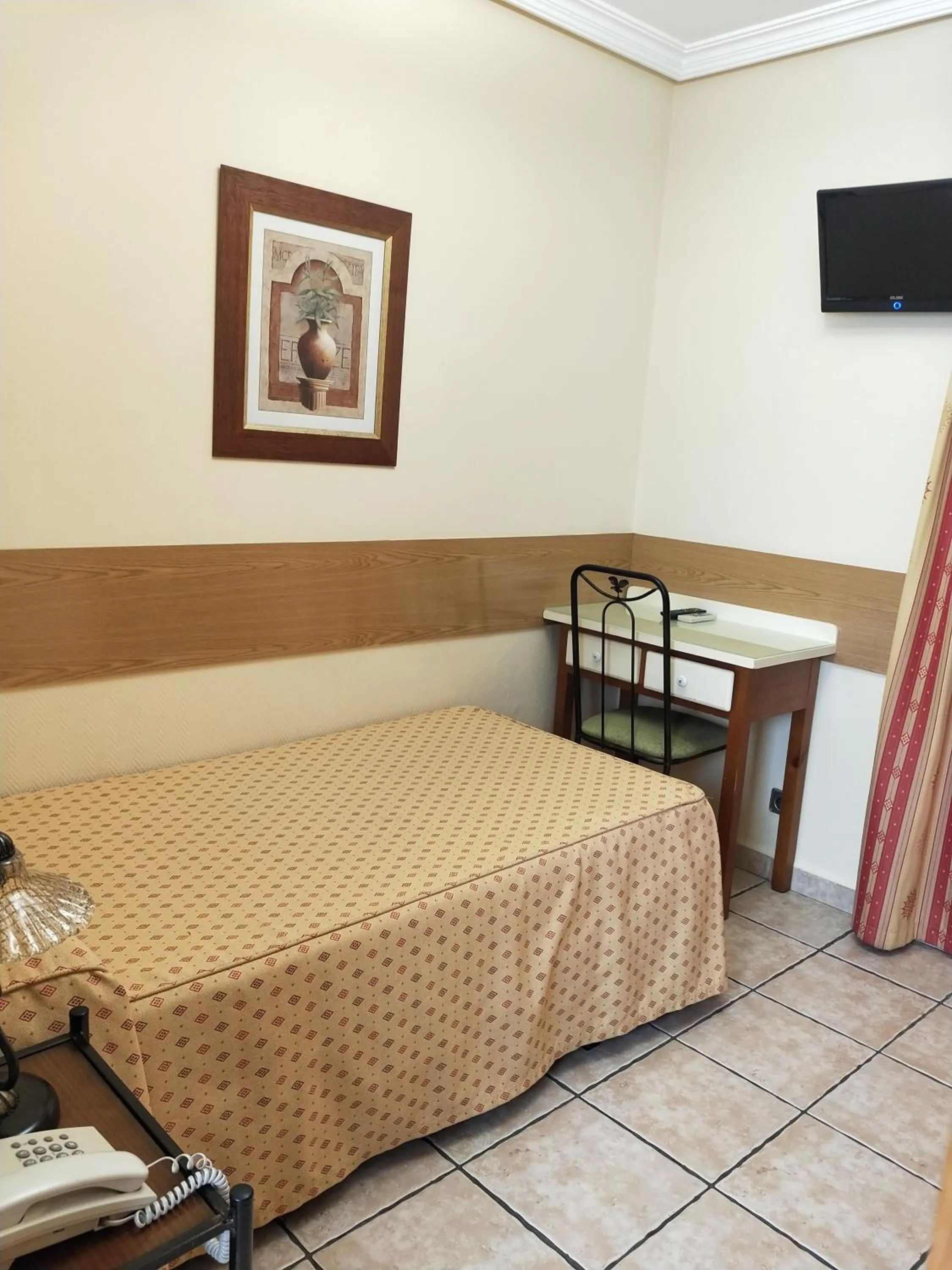 Bed in Hostal Maria Ronda