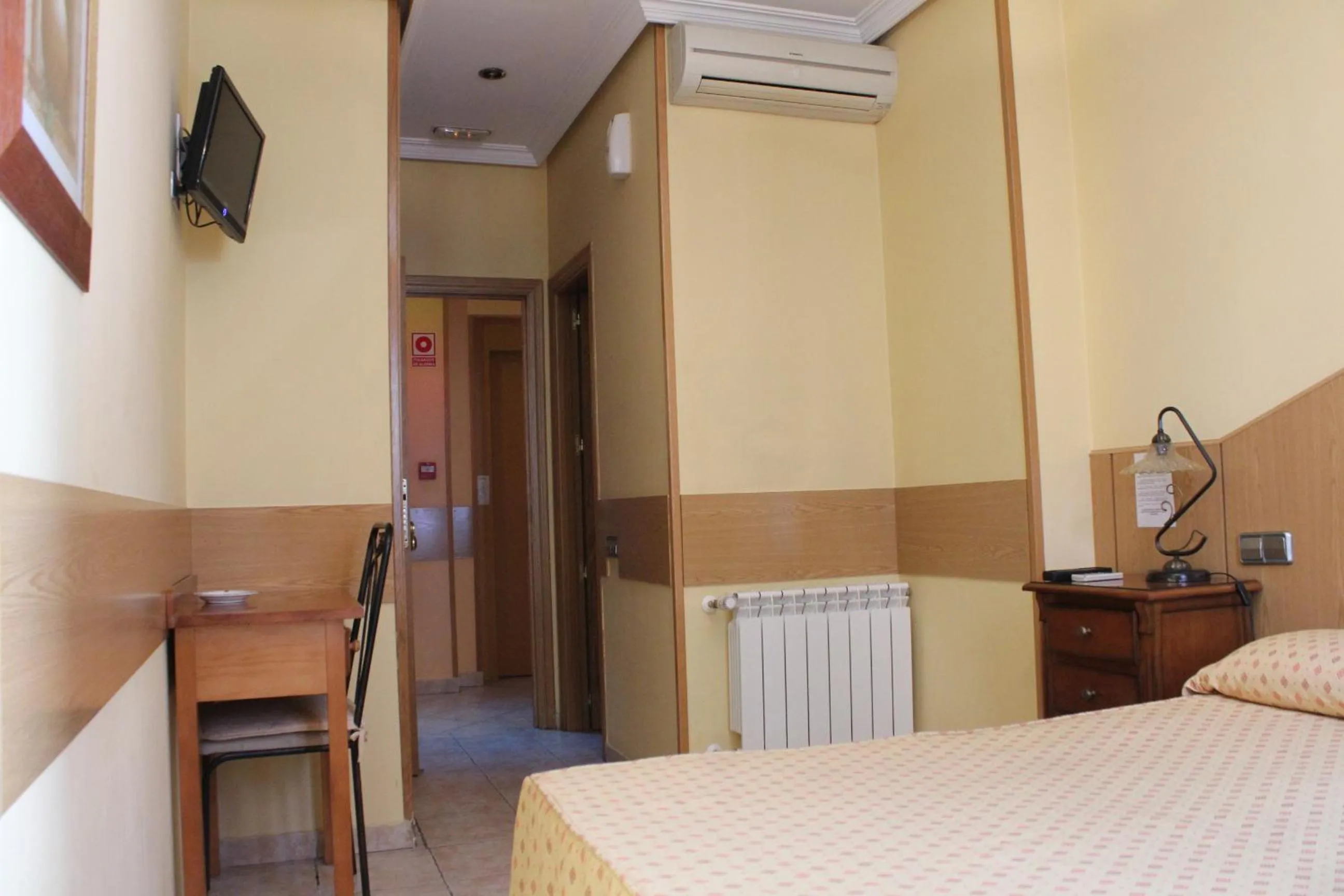 Bed in Hostal Maria Ronda