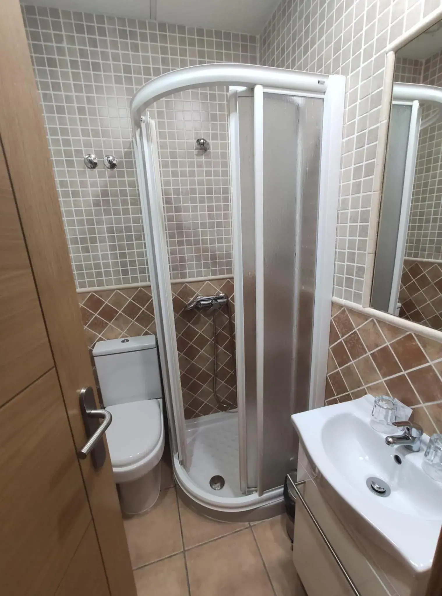 Budget Single Room in Hostal Maria Ronda Budget Single Room in Hostal Maria Ronda