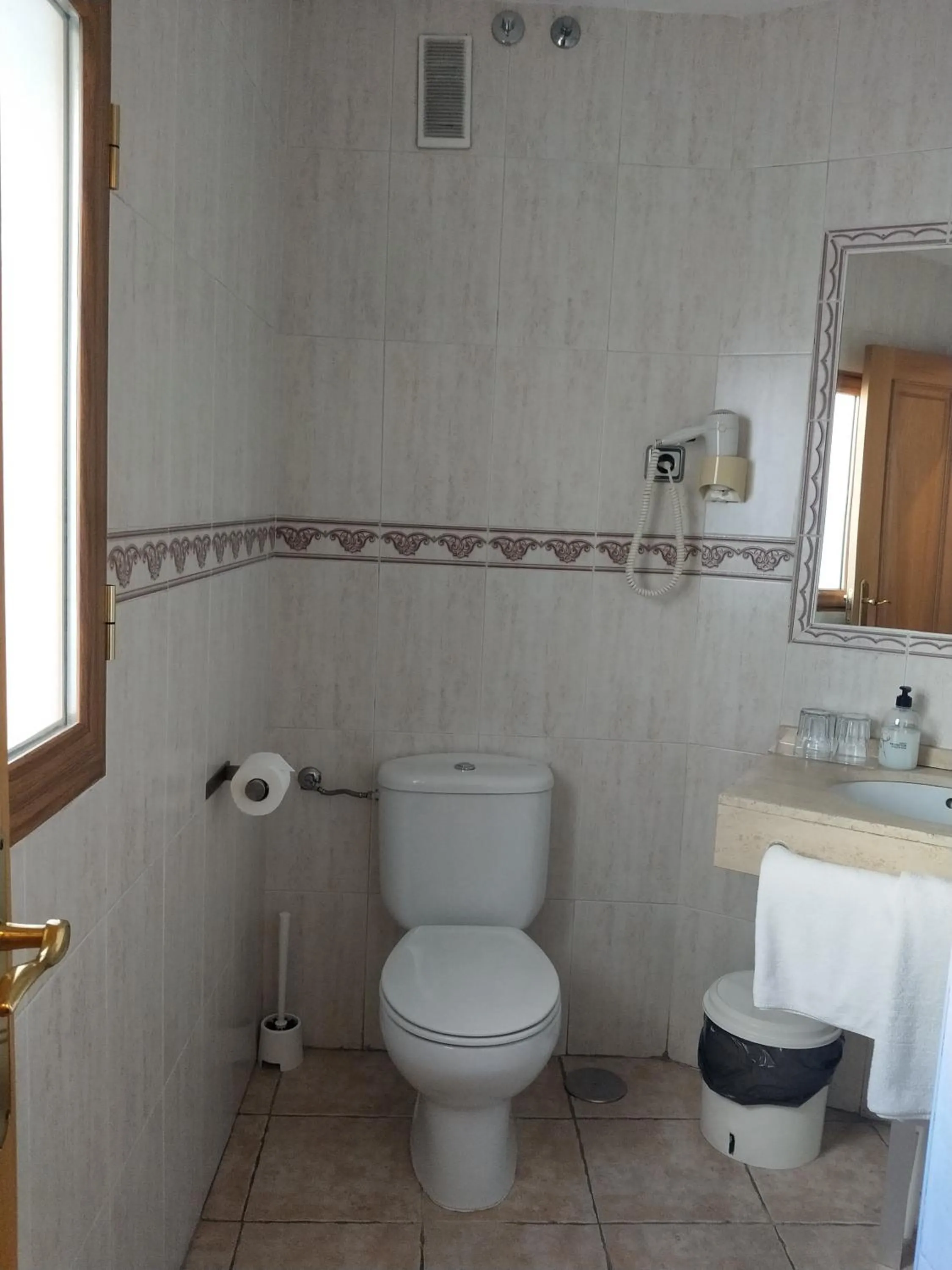 Shower in Hostal Maria Ronda