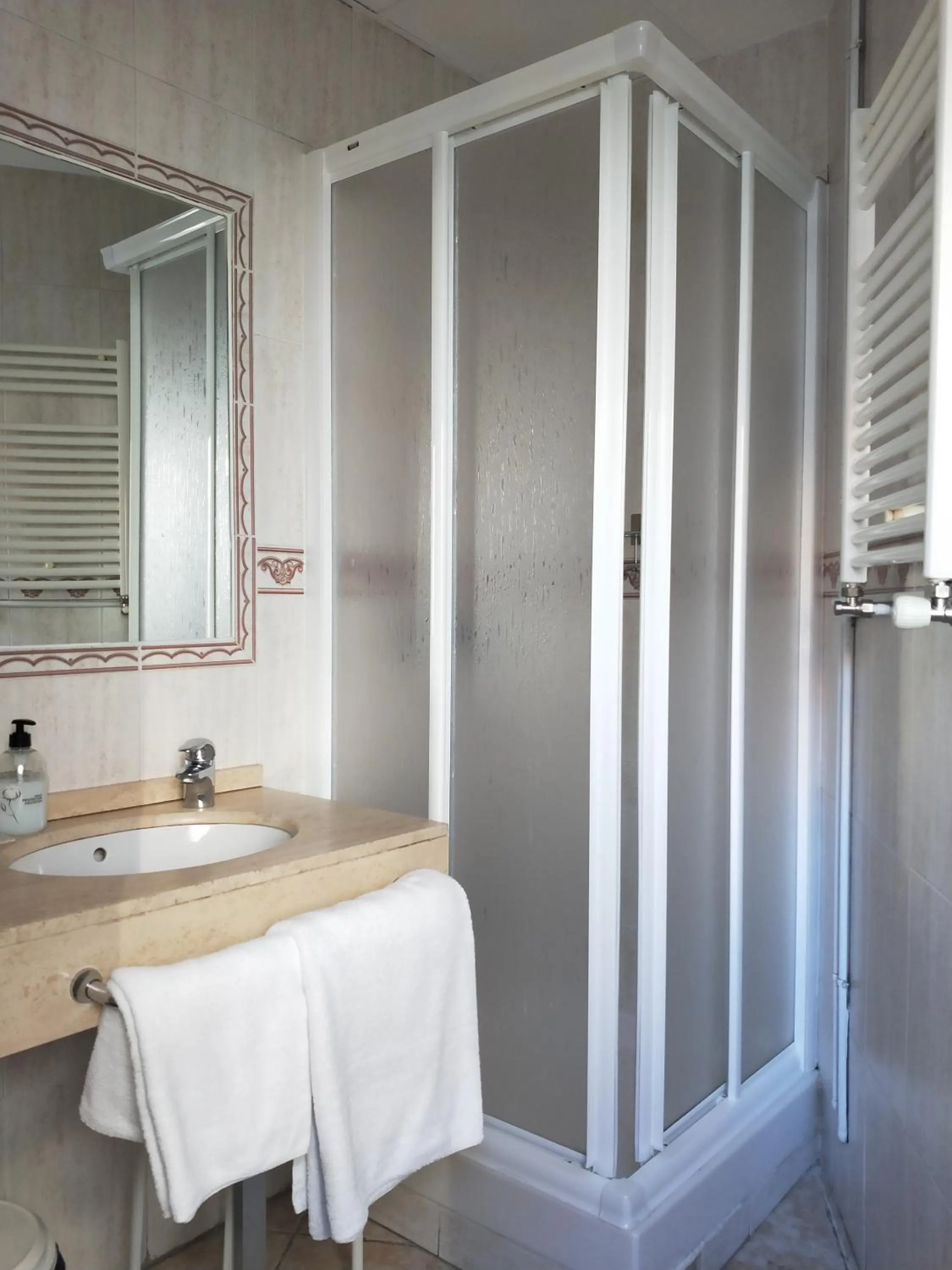 Shower in Hostal Maria Ronda