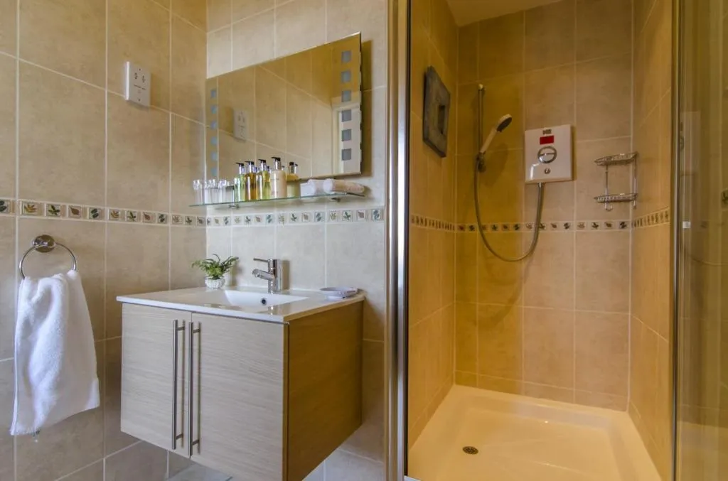 Shower in The Buccaneer Inn