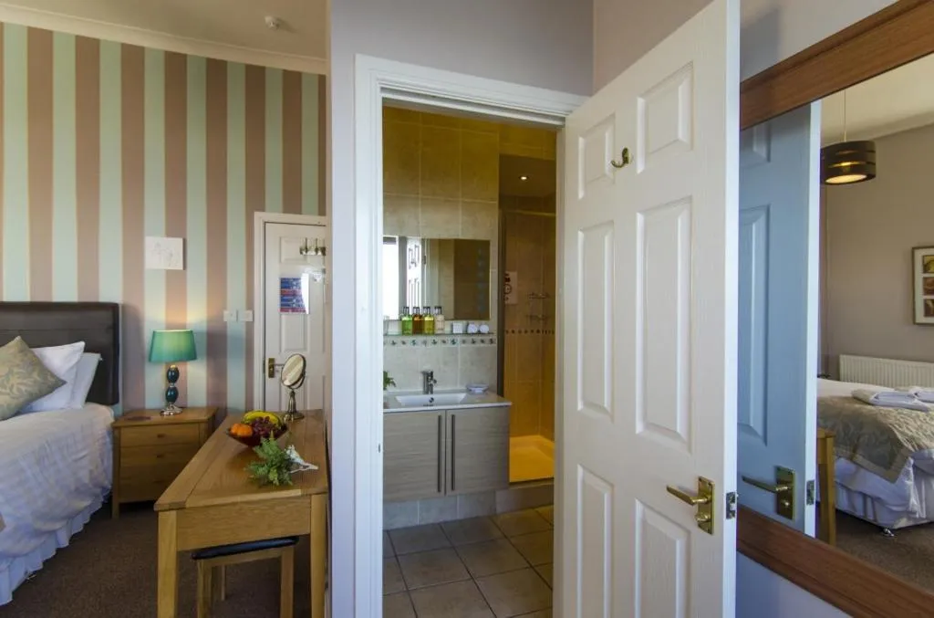 Bathroom, Bed in The Buccaneer Inn
