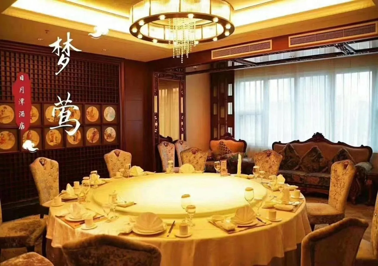 Restaurant/places to eat in Sun Moon Lake Hotel Dalian大连火车站店