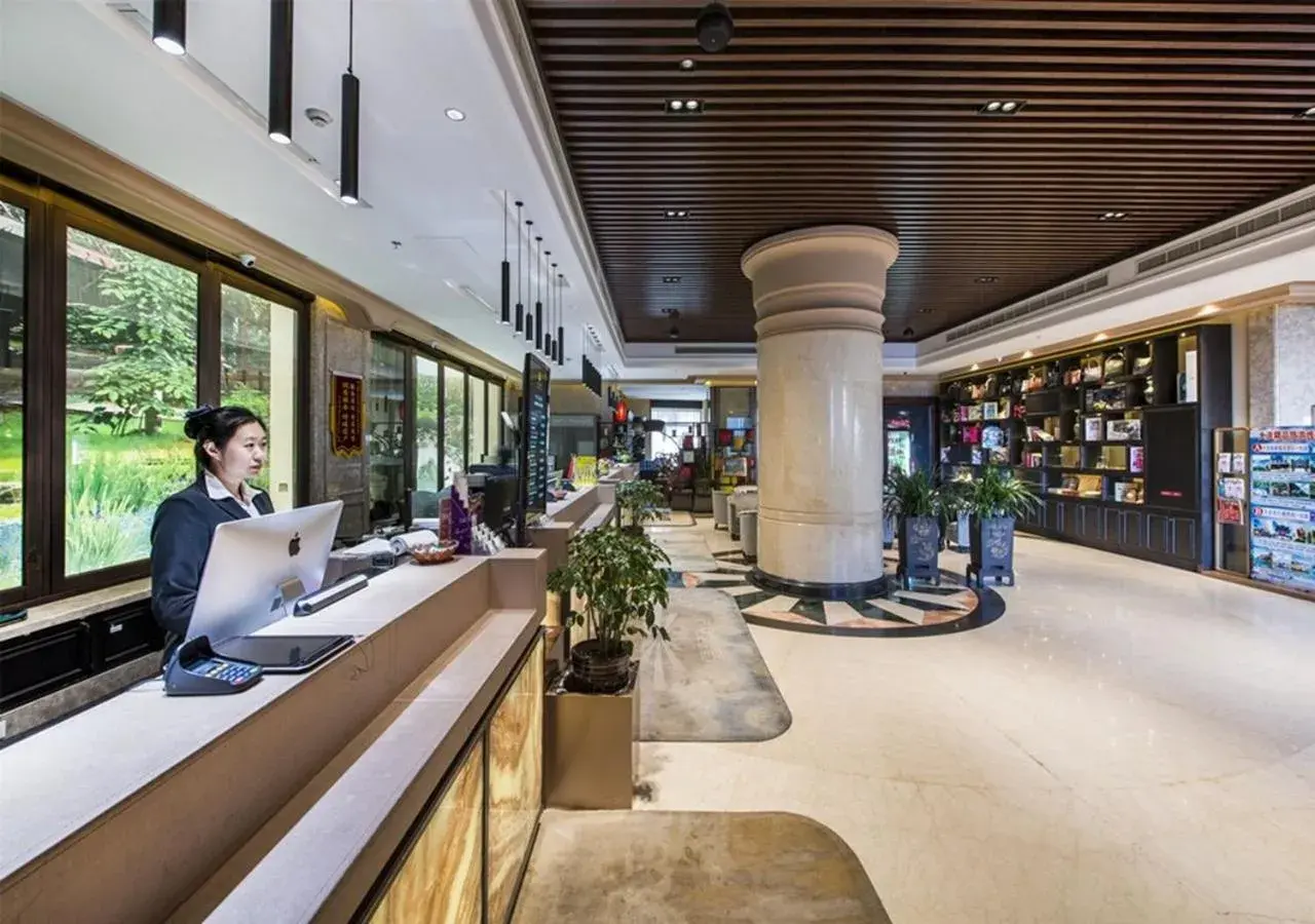 Lobby or reception in Sun Moon Lake Hotel Dalian大连火车站店 Lobby or reception in Sun Moon Lake Hotel Dalian大连火车站店