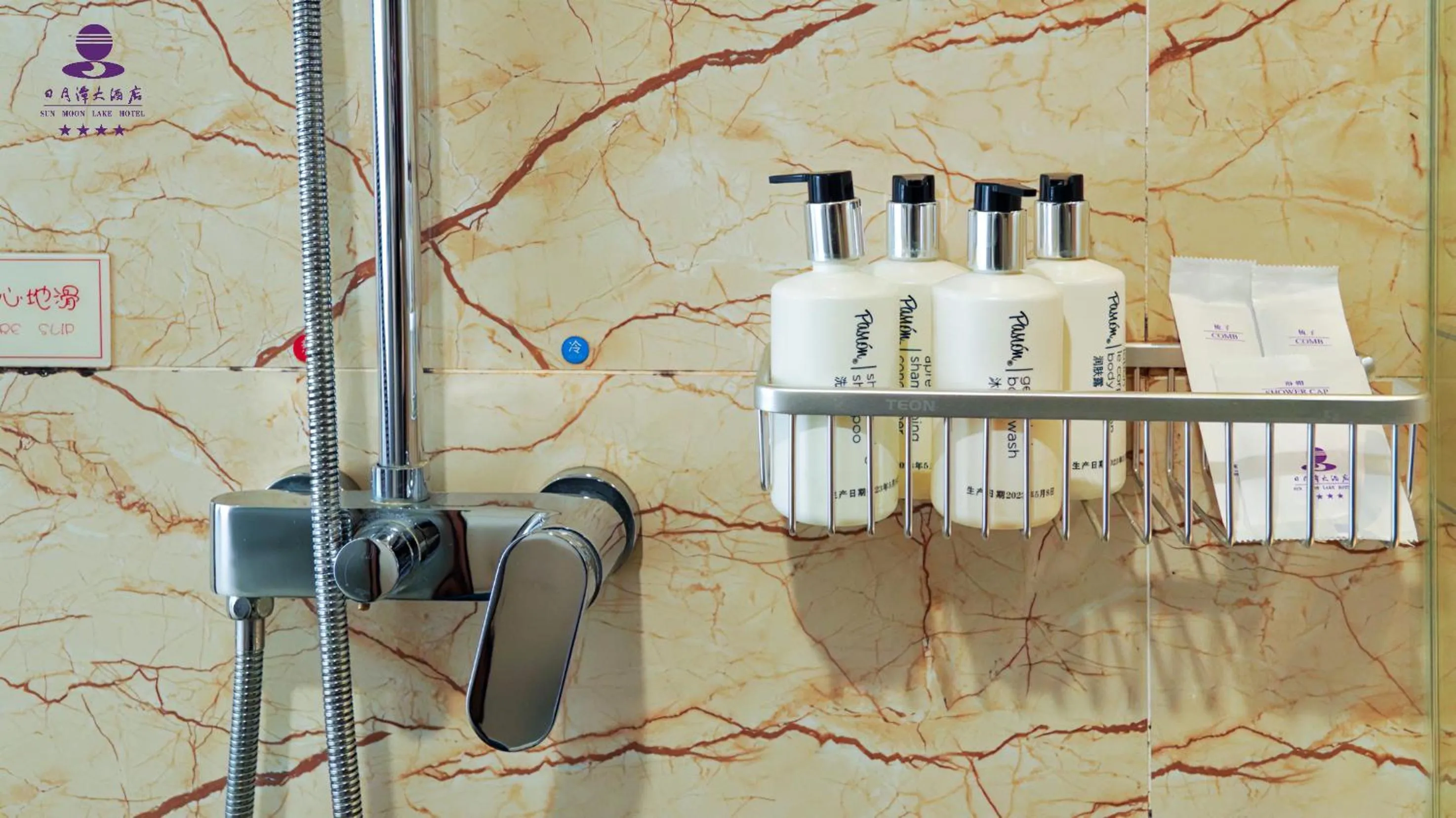 Bathroom in Sun Moon Lake Hotel Dalian大连火车站店