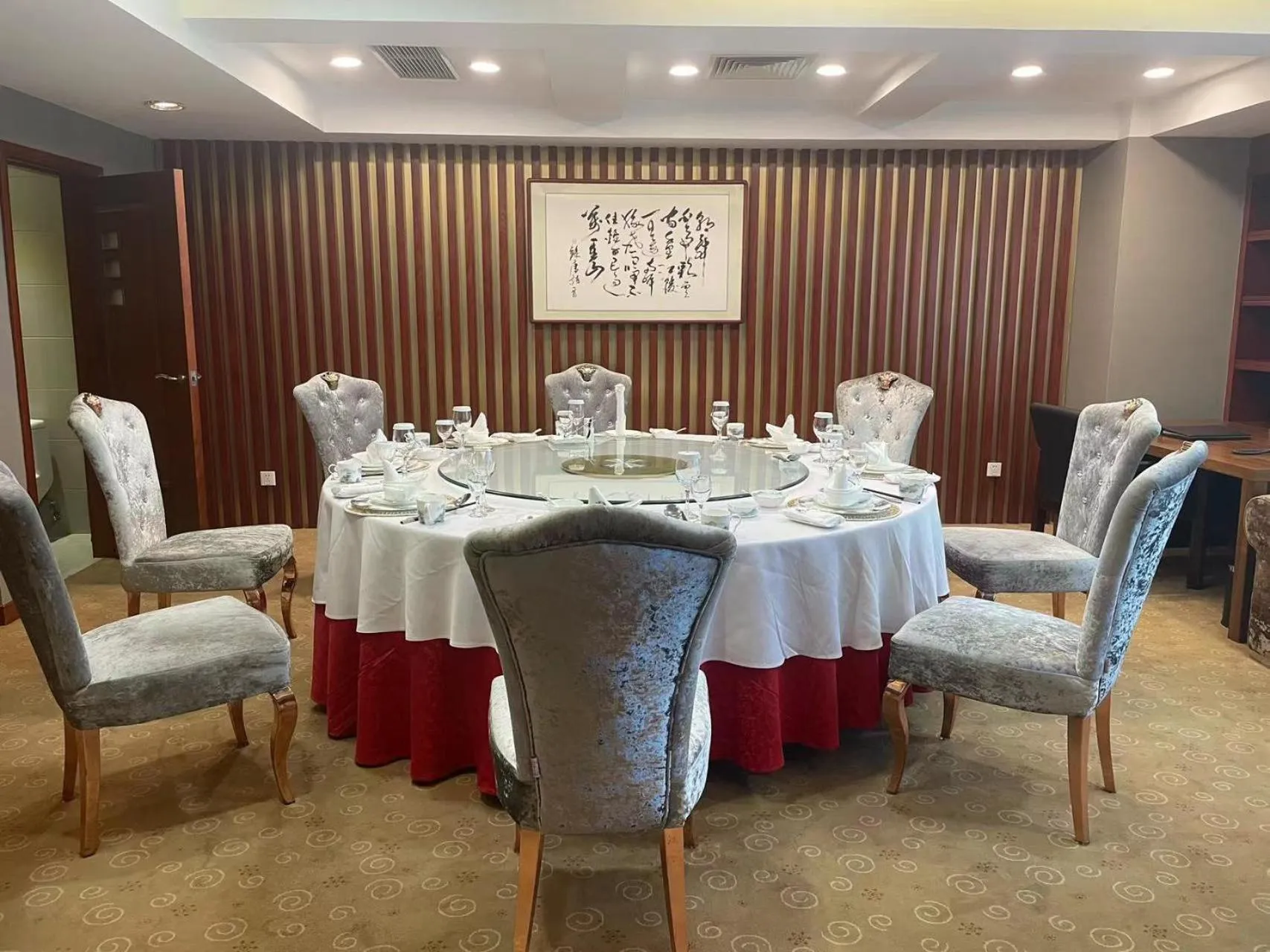 Restaurant/places to eat in Sun Moon Lake Hotel Dalian大连火车站店