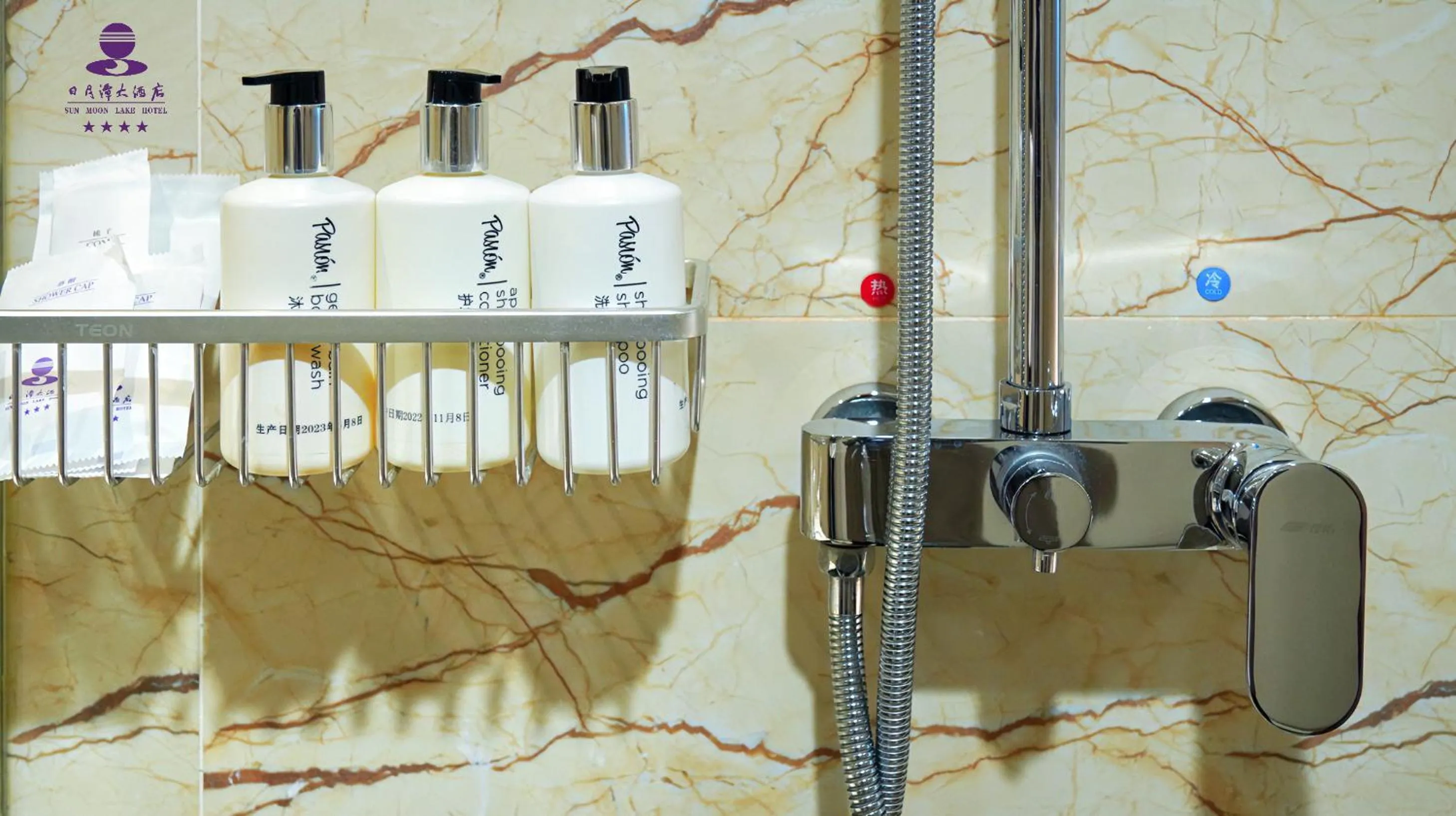 Bathroom in Sun Moon Lake Hotel Dalian大连火车站店