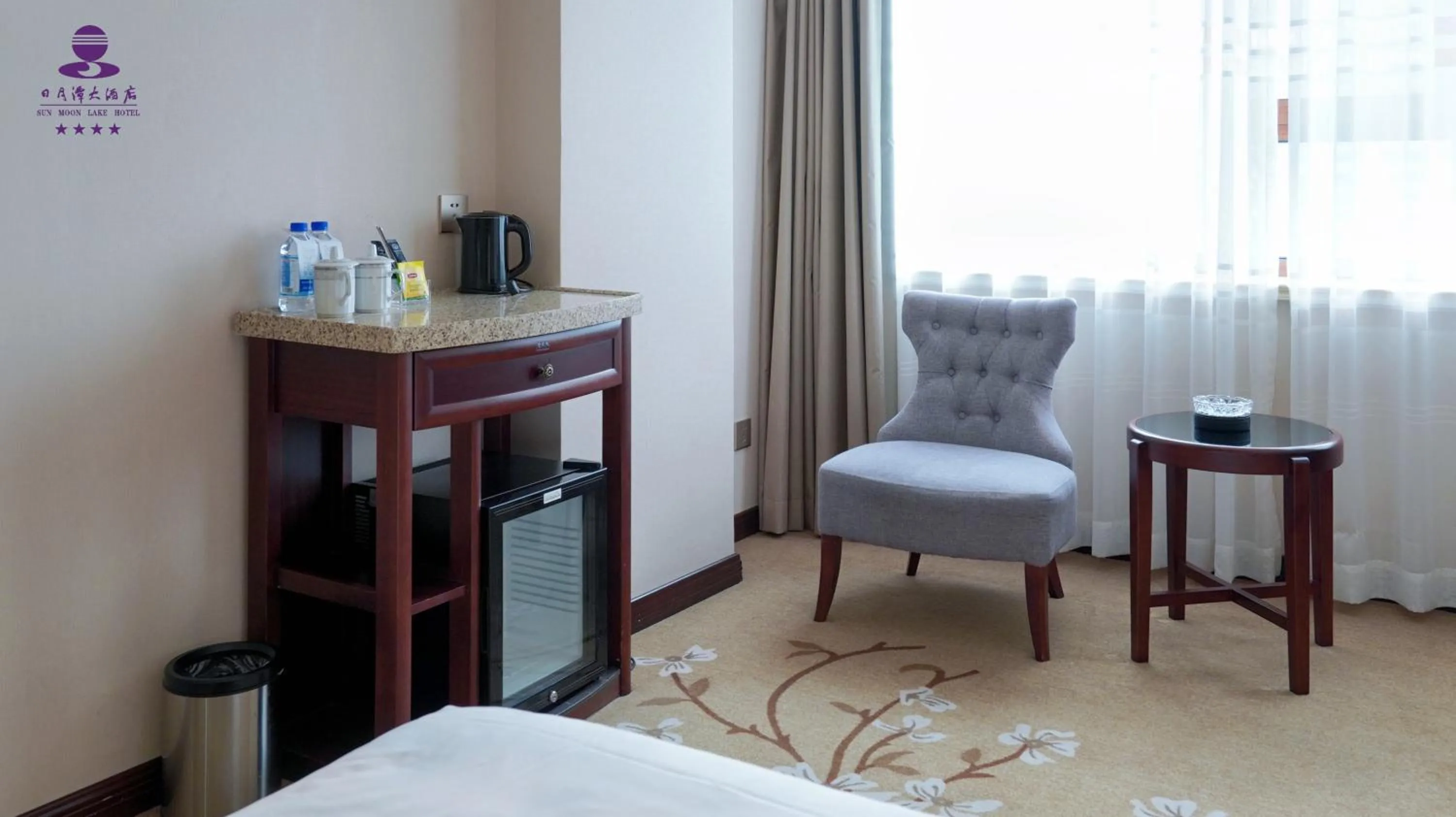 hair dresser, Bed in Sun Moon Lake Hotel Dalian大连火车站店