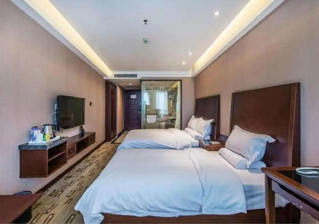 Photo of the whole room, Bed in Sun Moon Lake Hotel Dalian大连火车站店 Photo of the whole room, Bed in Sun Moon Lake Hotel Dalian大连火车站店