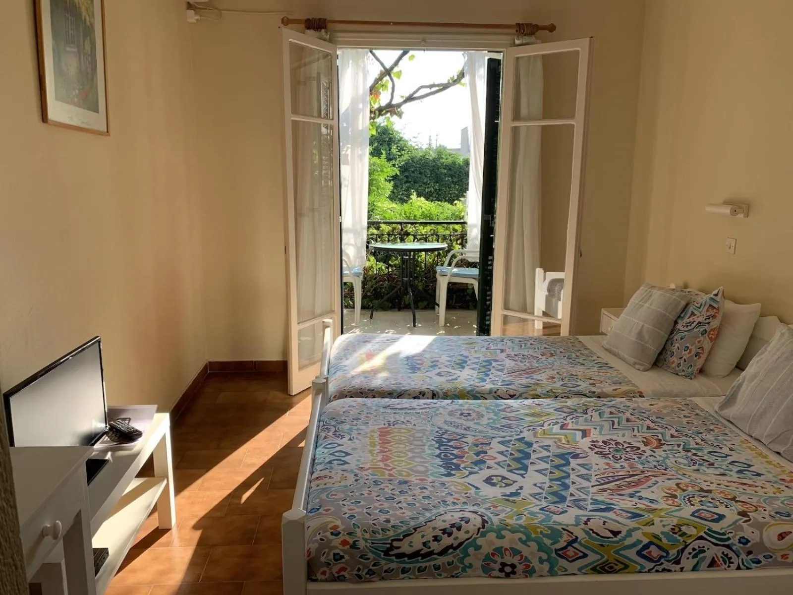 Communal lounge/ TV room, Bed in The Mayflower Studios & Apartments