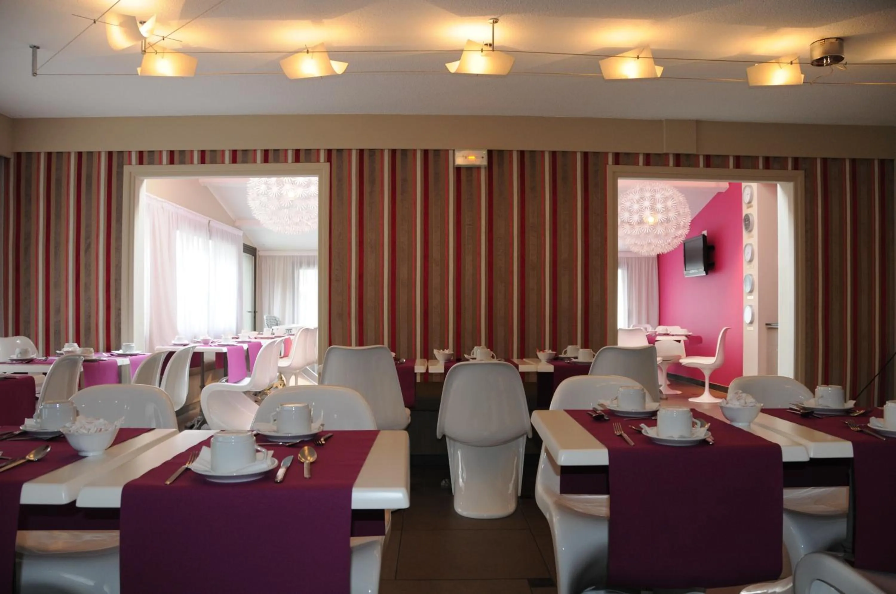 Restaurant/places to eat in Servotel Castagniers