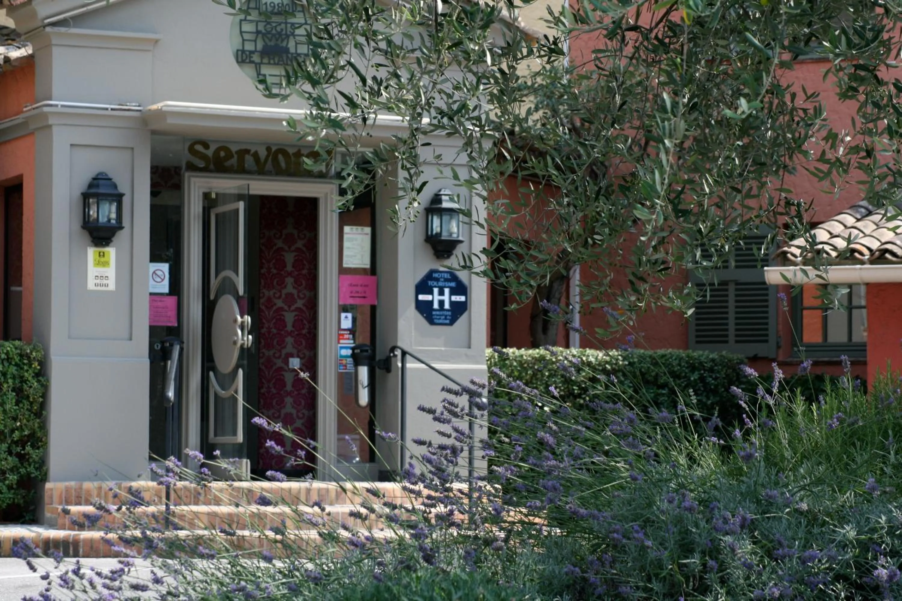 Facade/entrance in Servotel Castagniers