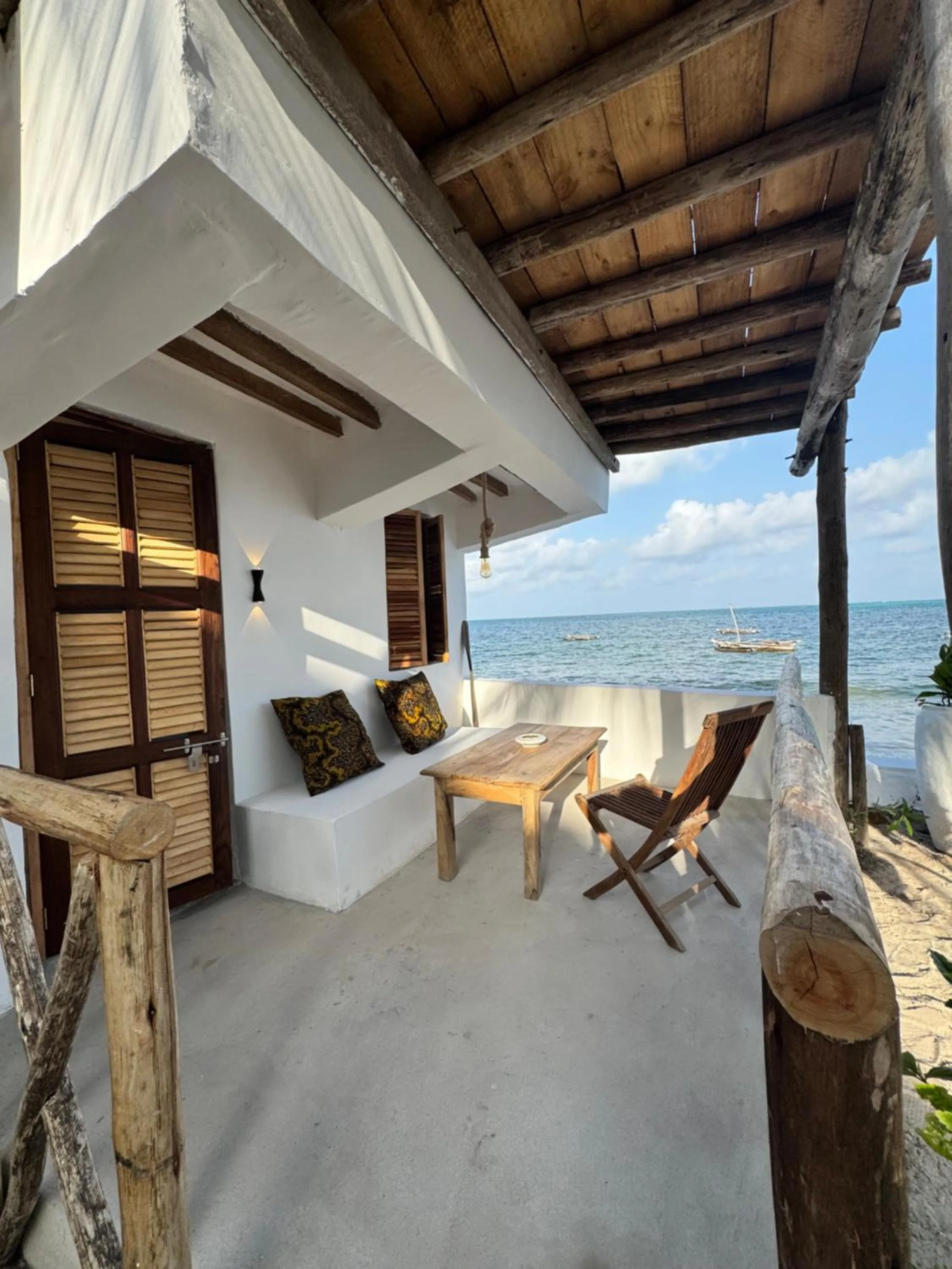 Day in Mango Beach House