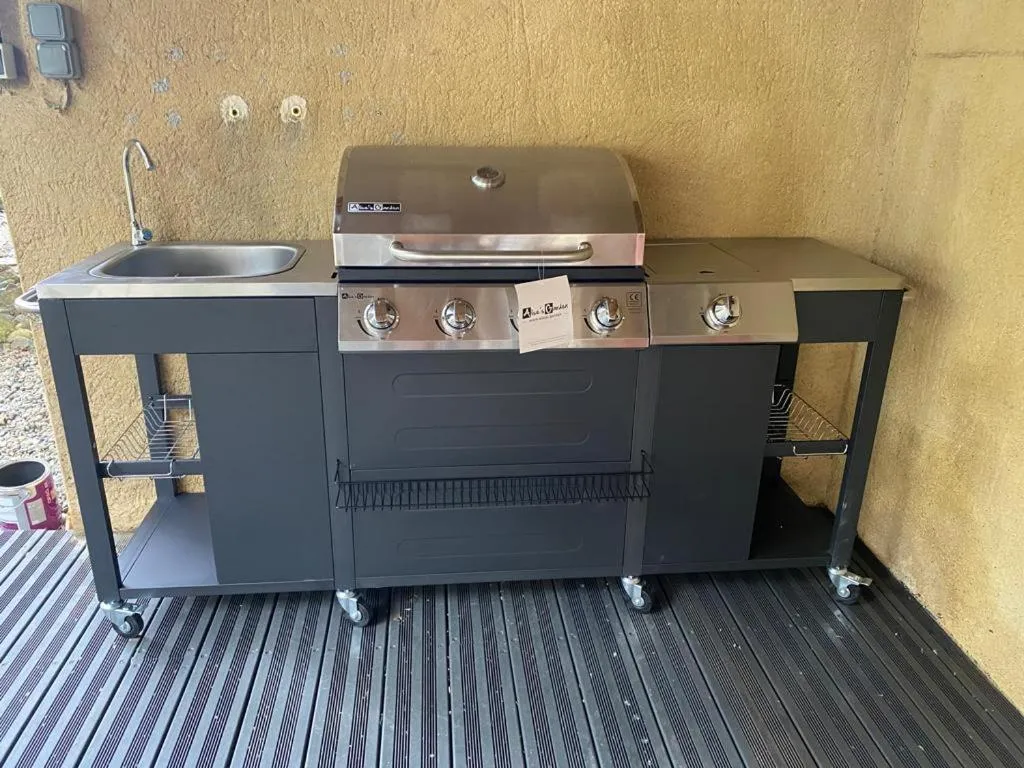 BBQ Facilities in Chambre d'Hôtes La Cour des Saligues