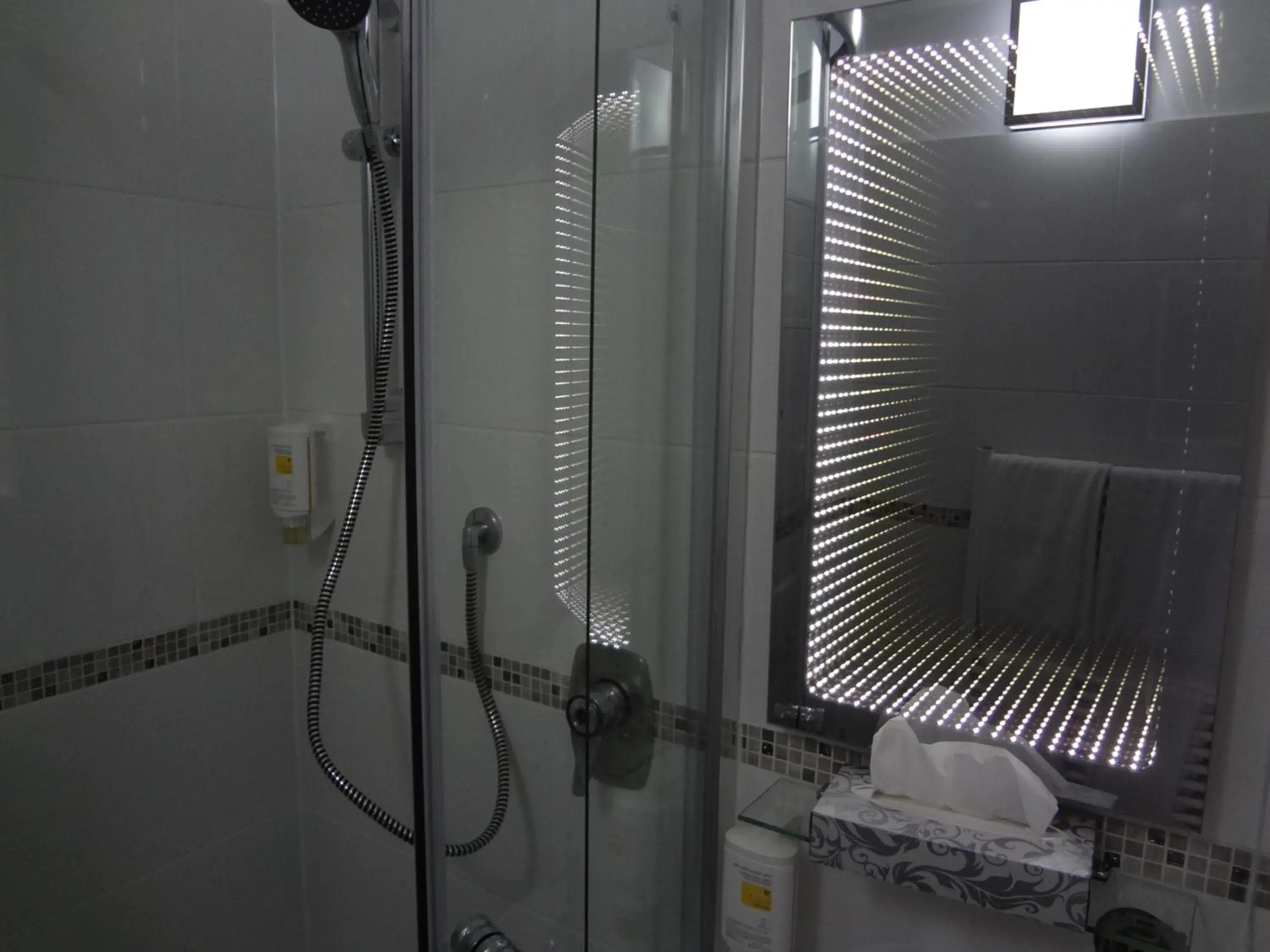 Shower, Bathroom in Mainbogen Hotel