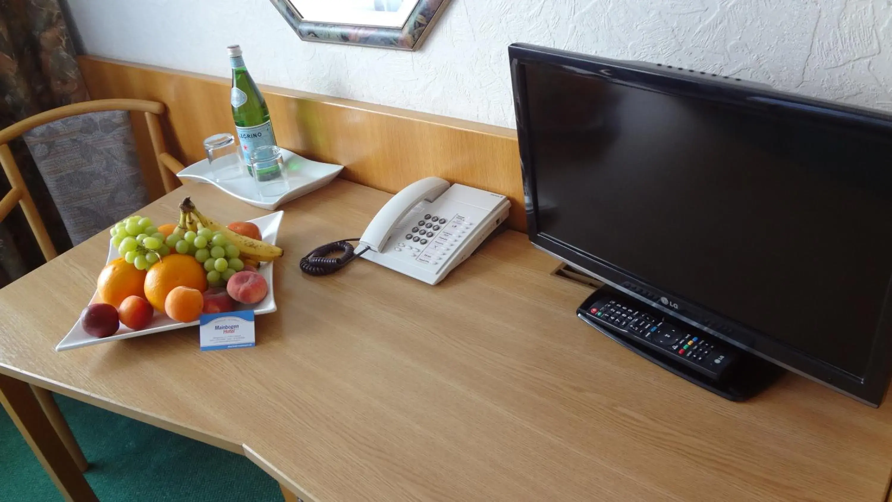 TV and multimedia, TV/Entertainment Center in Mainbogen Hotel