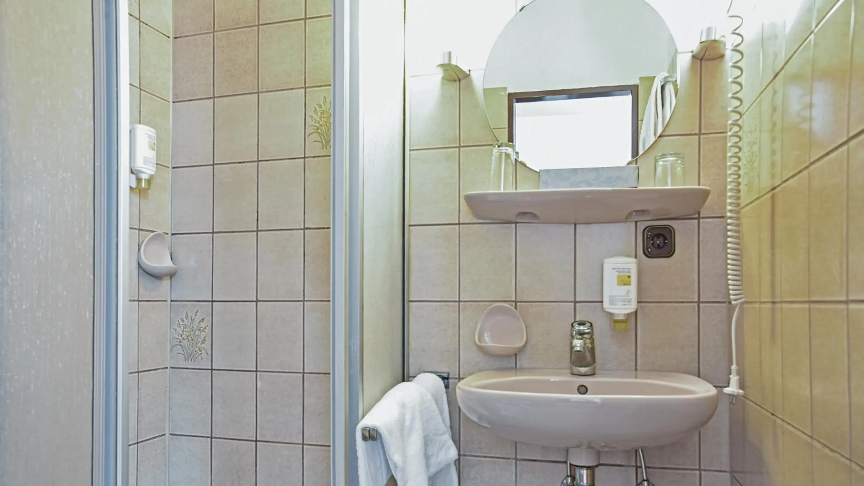 Shower, Bathroom in Mainbogen Hotel