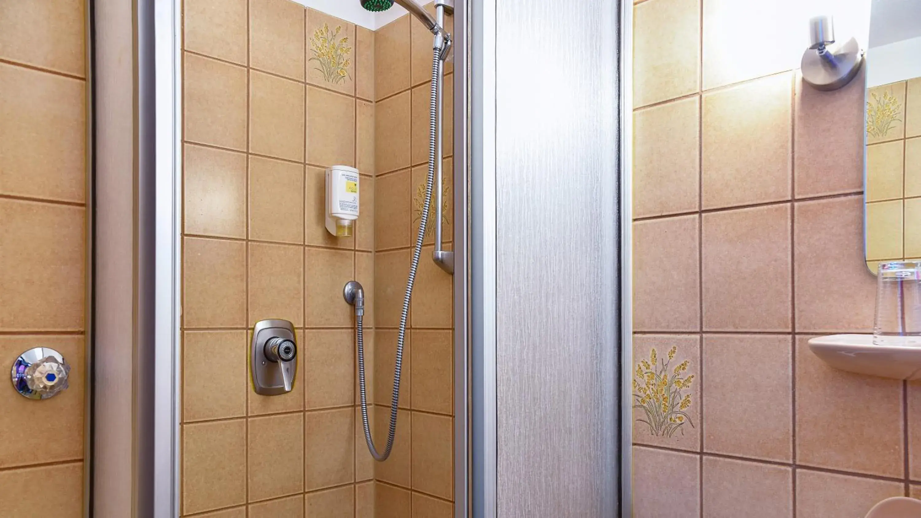 Shower, Bathroom in Mainbogen Hotel