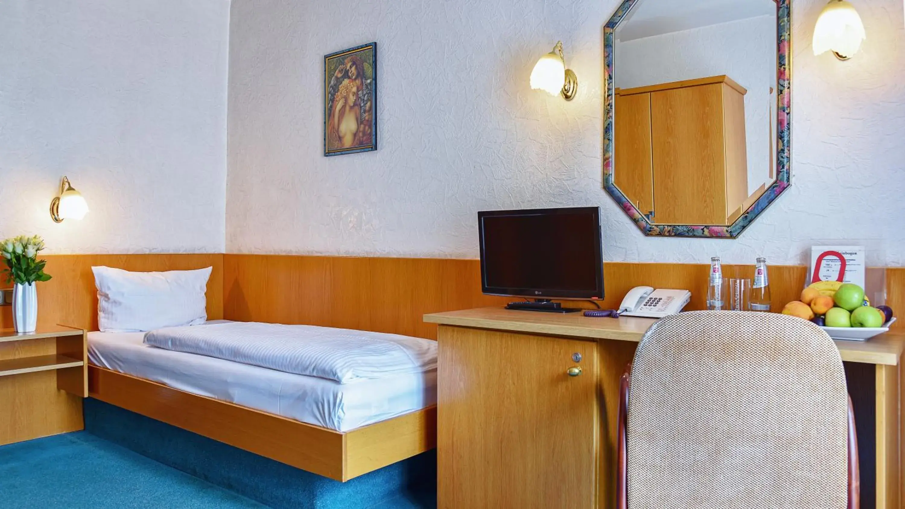 TV and multimedia, Bed in Mainbogen Hotel