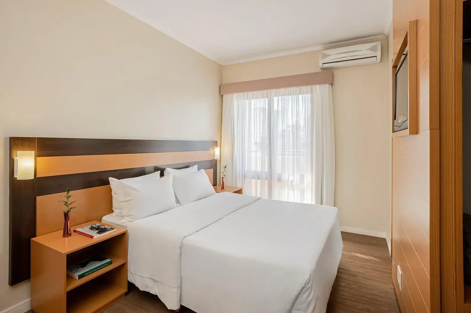 Photo of the whole room, Bed in Piazza Navona Porto Alegre by Intercity Photo of the whole room, Bed in Piazza Navona Porto Alegre by Intercity