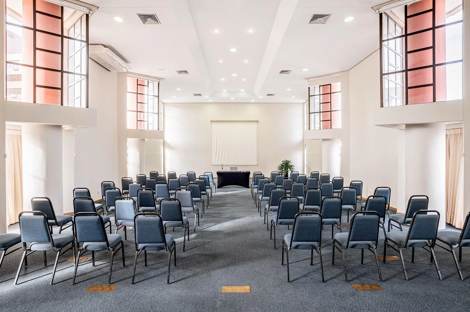 Meeting/conference room in Piazza Navona Porto Alegre by Intercity