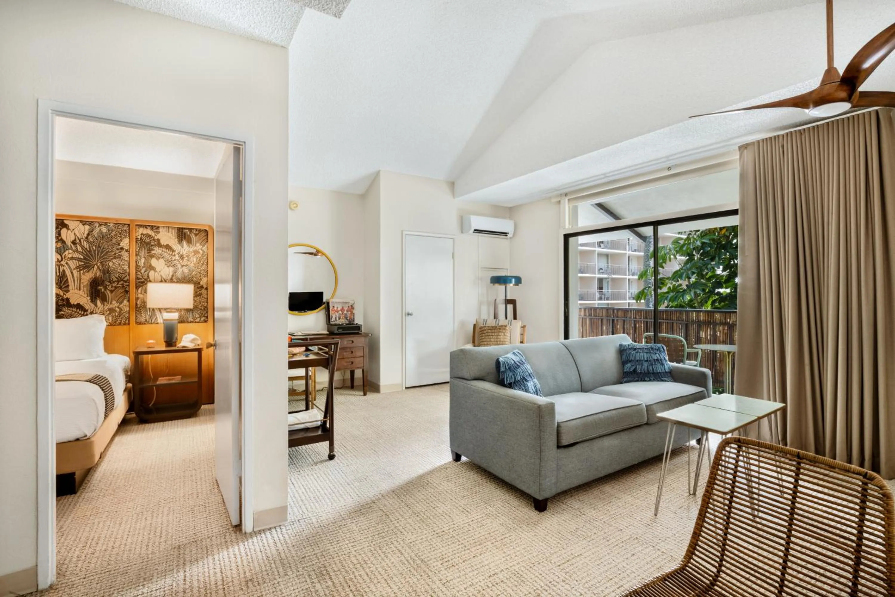 Living room, Bed in White Sands Hotel