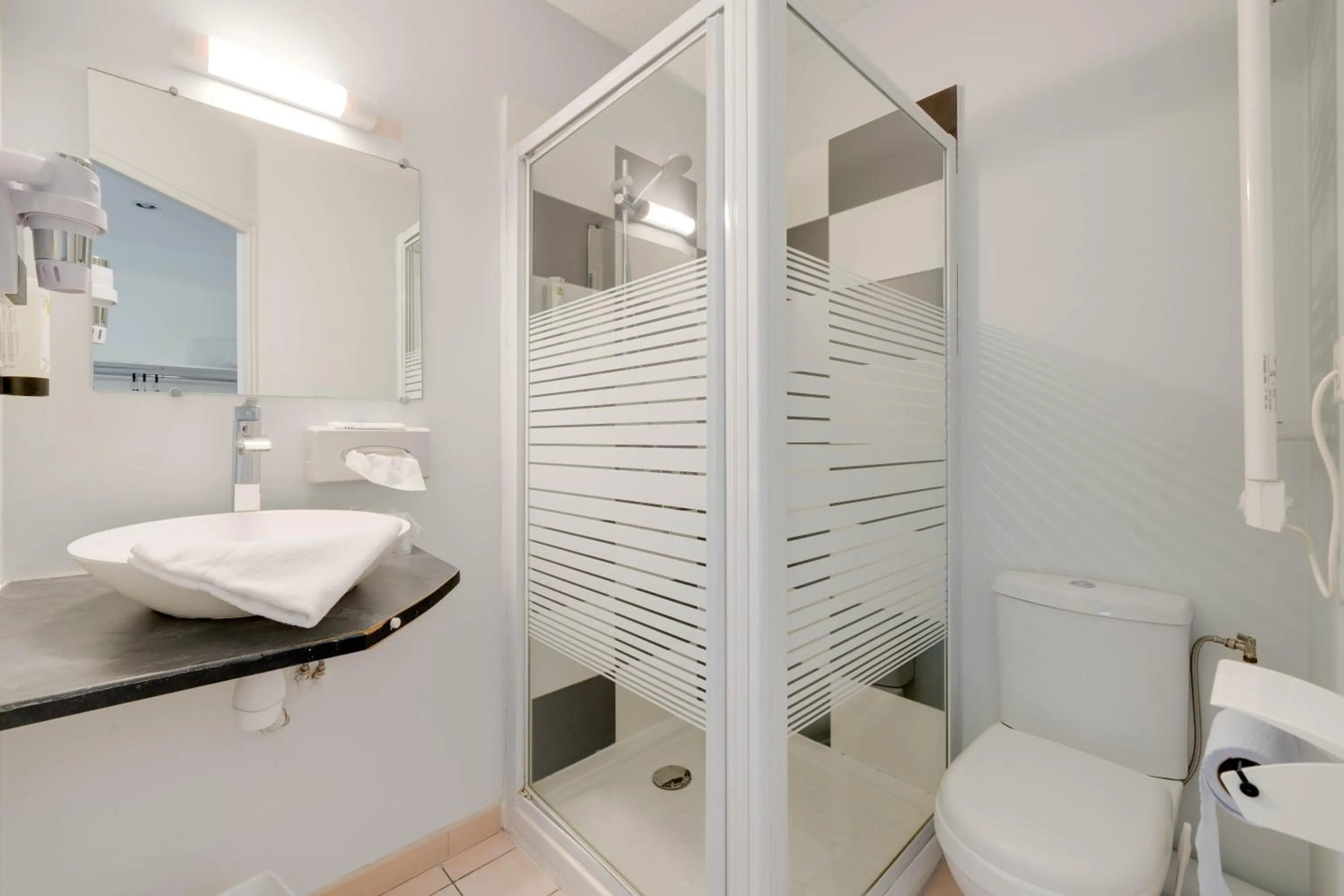 Shower in Hôtel Acacia Nancy sud Lunéville