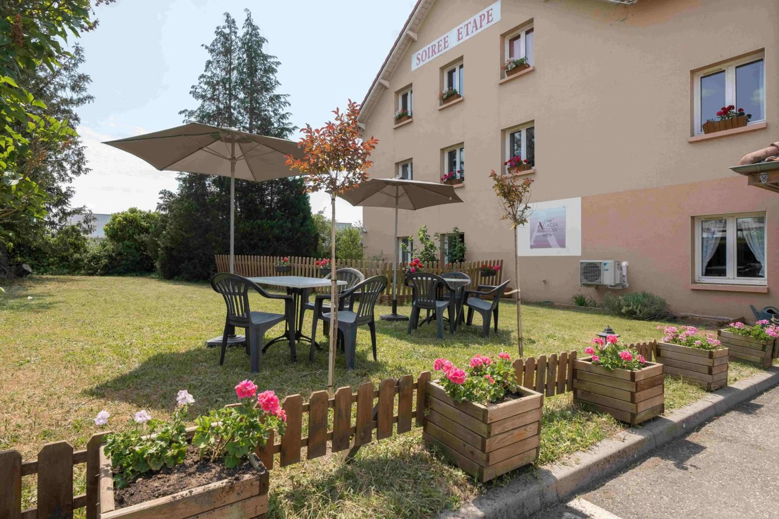 Patio in Hôtel Acacia Nancy sud Lunéville